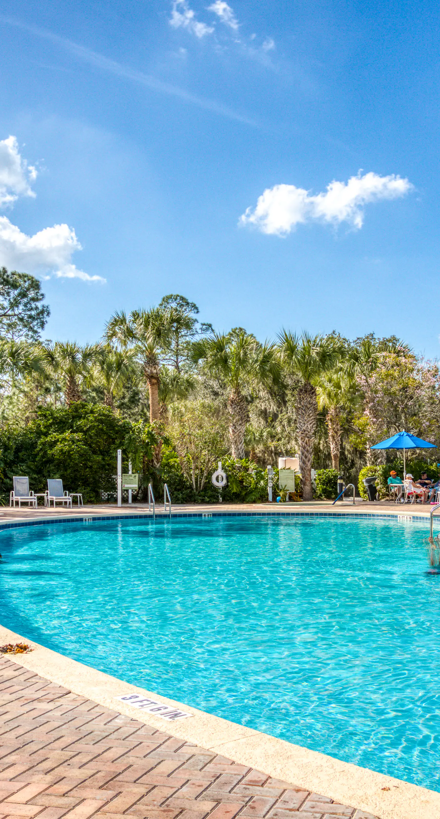 1st-floor condo with sauna, restaurant, gym & pools