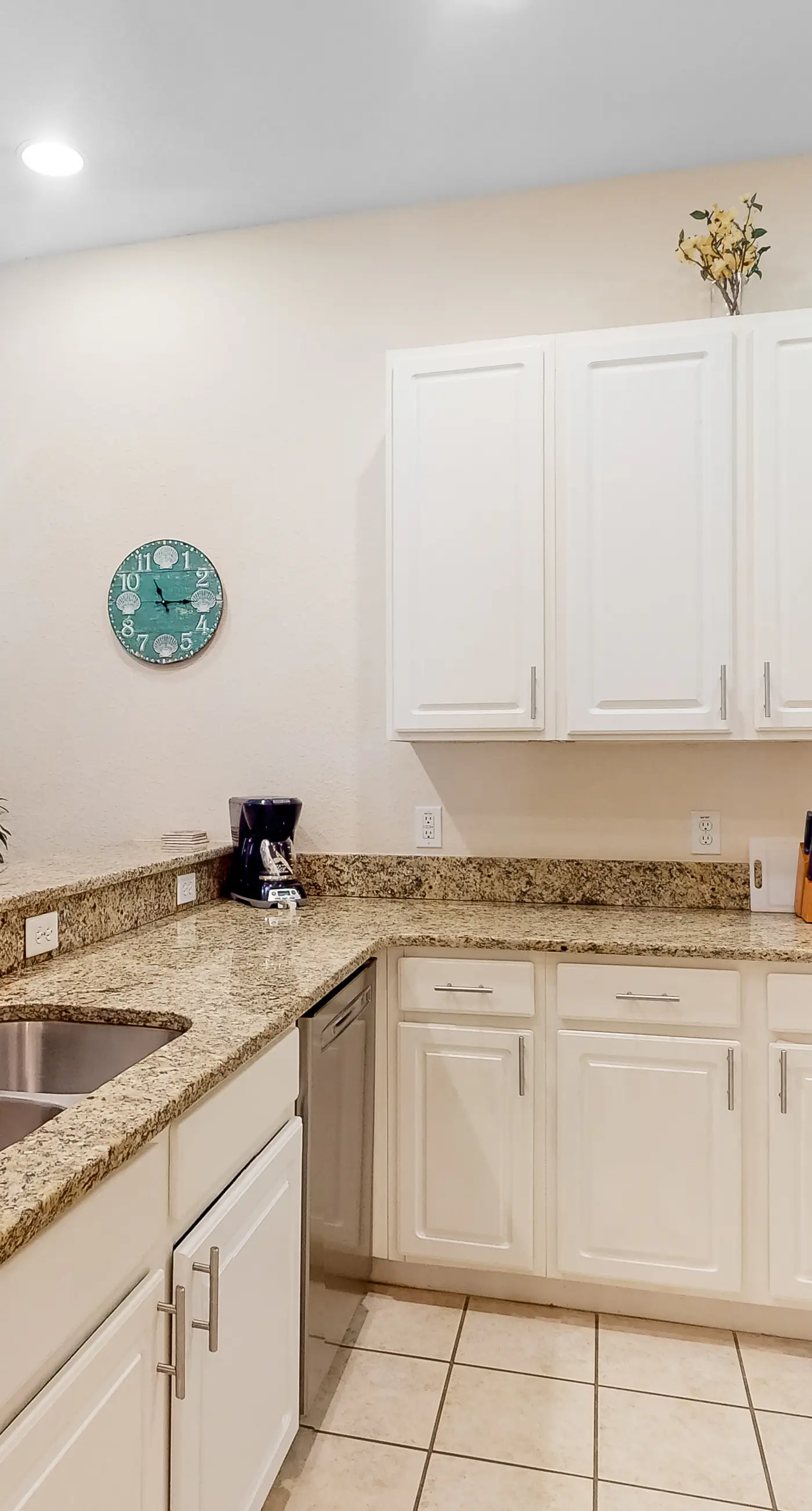 1st-floor condo with sauna, restaurant, gym & pools