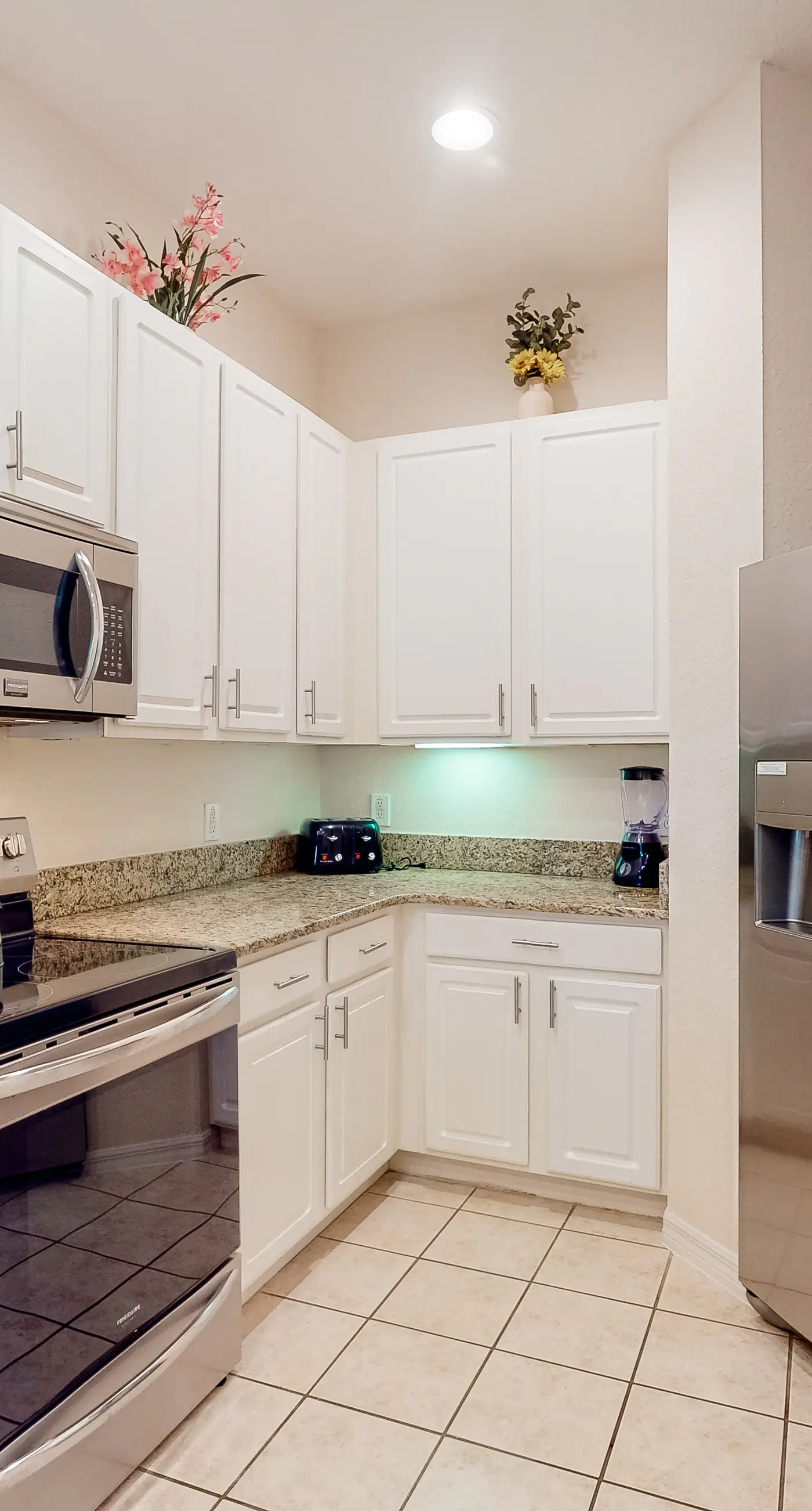 1st-floor condo with sauna, restaurant, gym & pools
