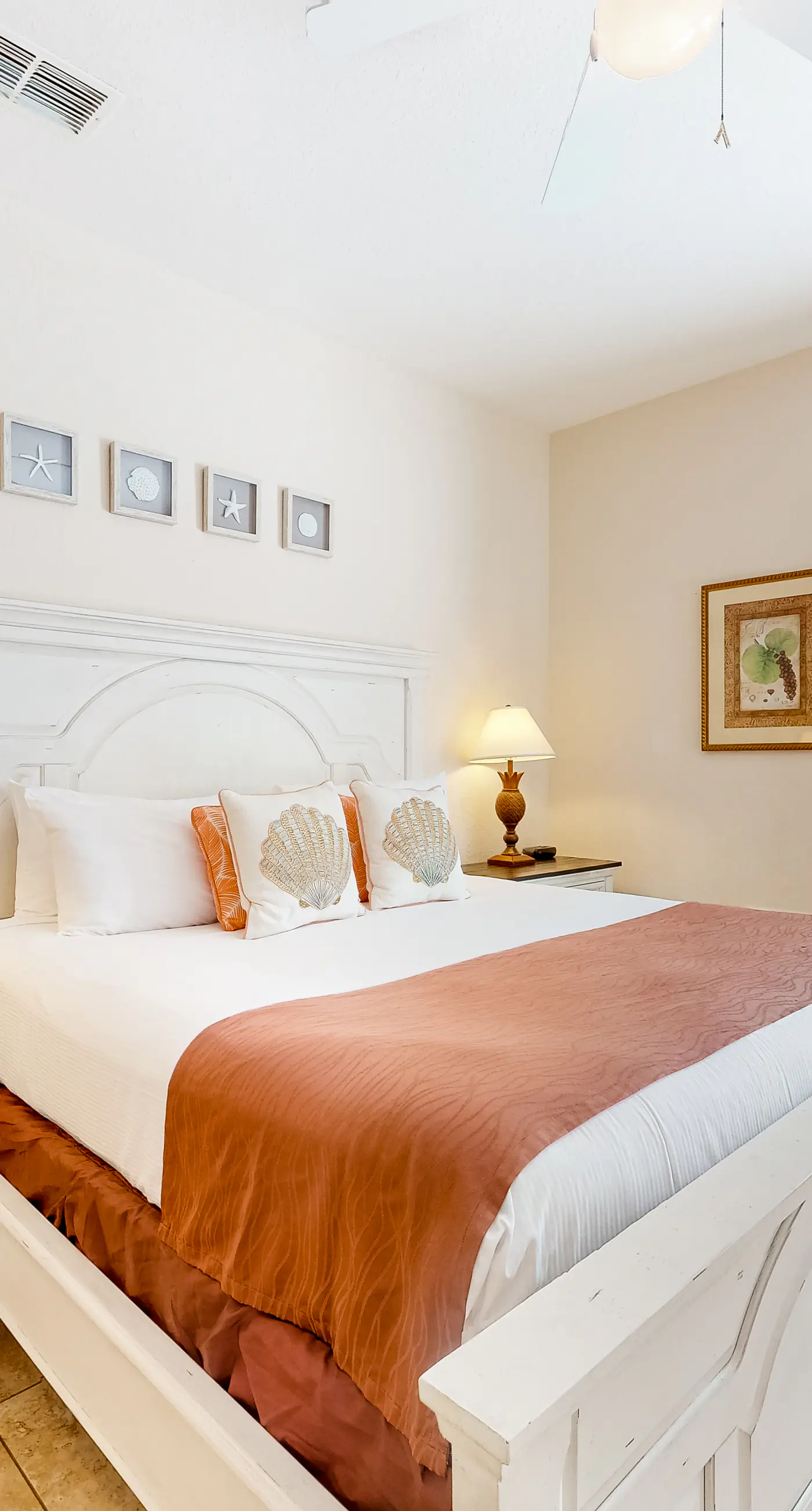 1st-floor condo with sauna, restaurant, gym & pools