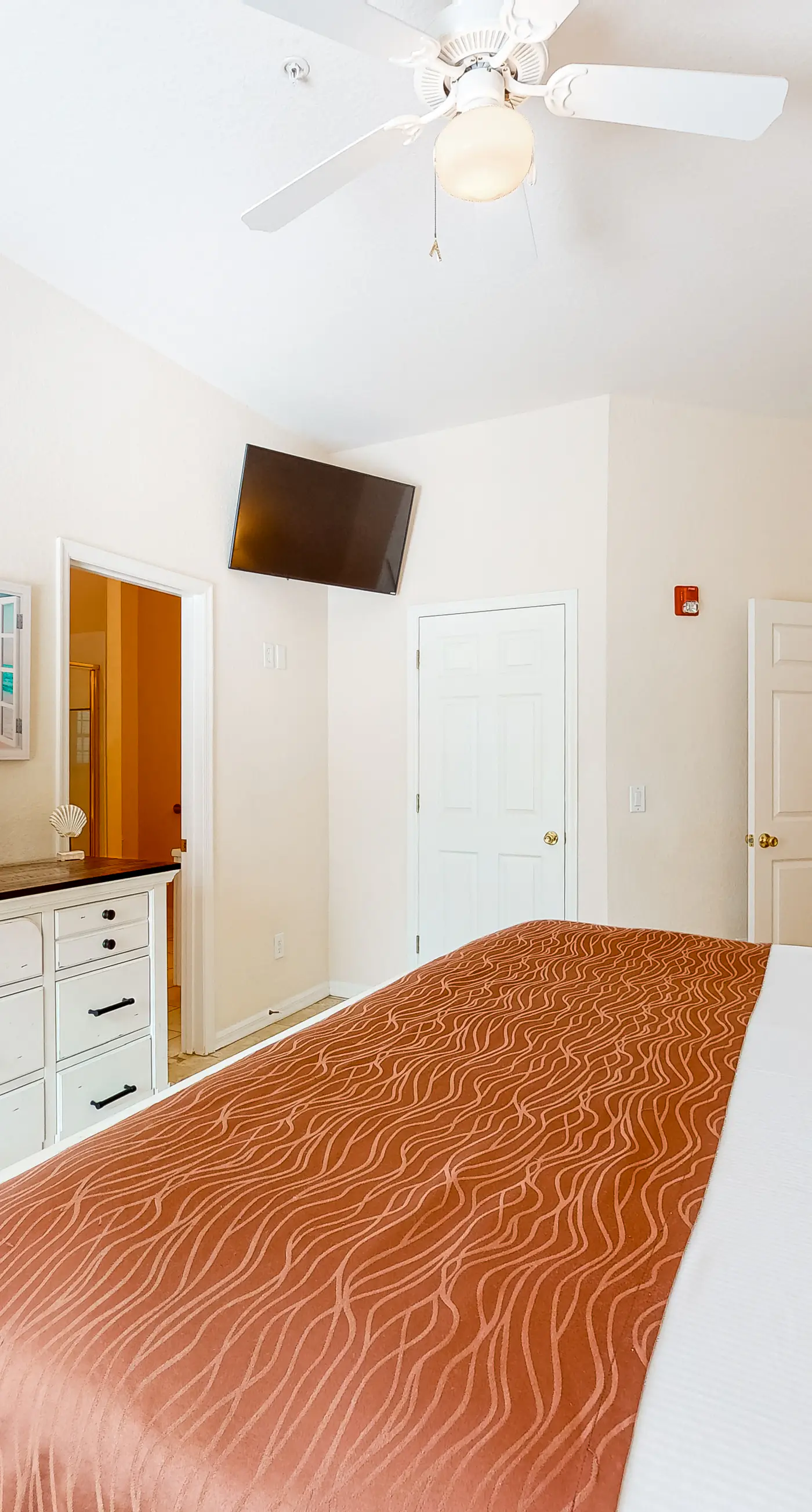 1st-floor condo with sauna, restaurant, gym & pools