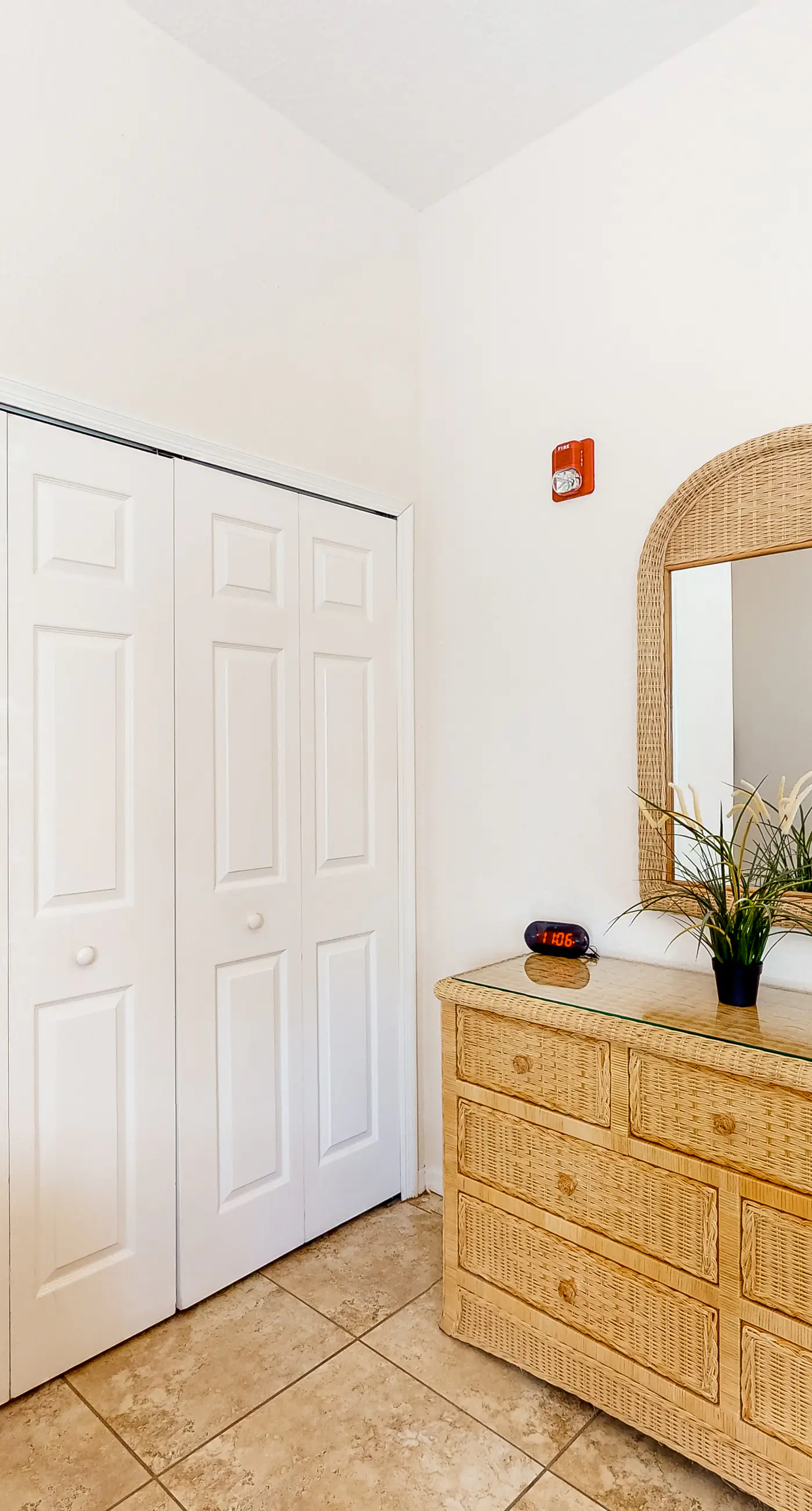 1st-floor condo with sauna, restaurant, gym & pools