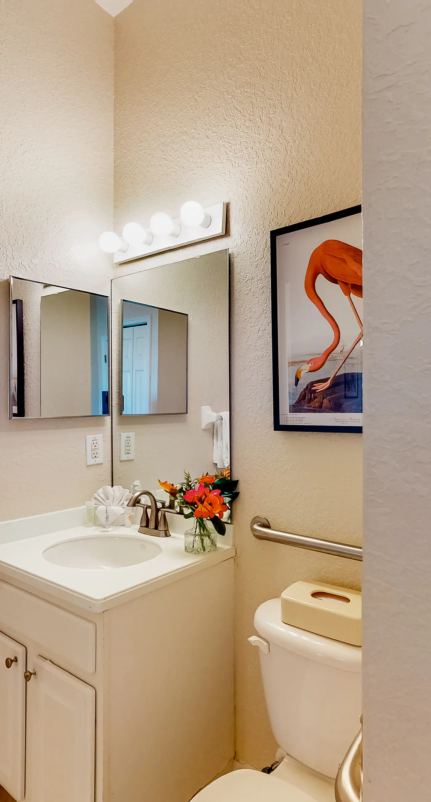 1st-floor condo with sauna, restaurant, gym & pools