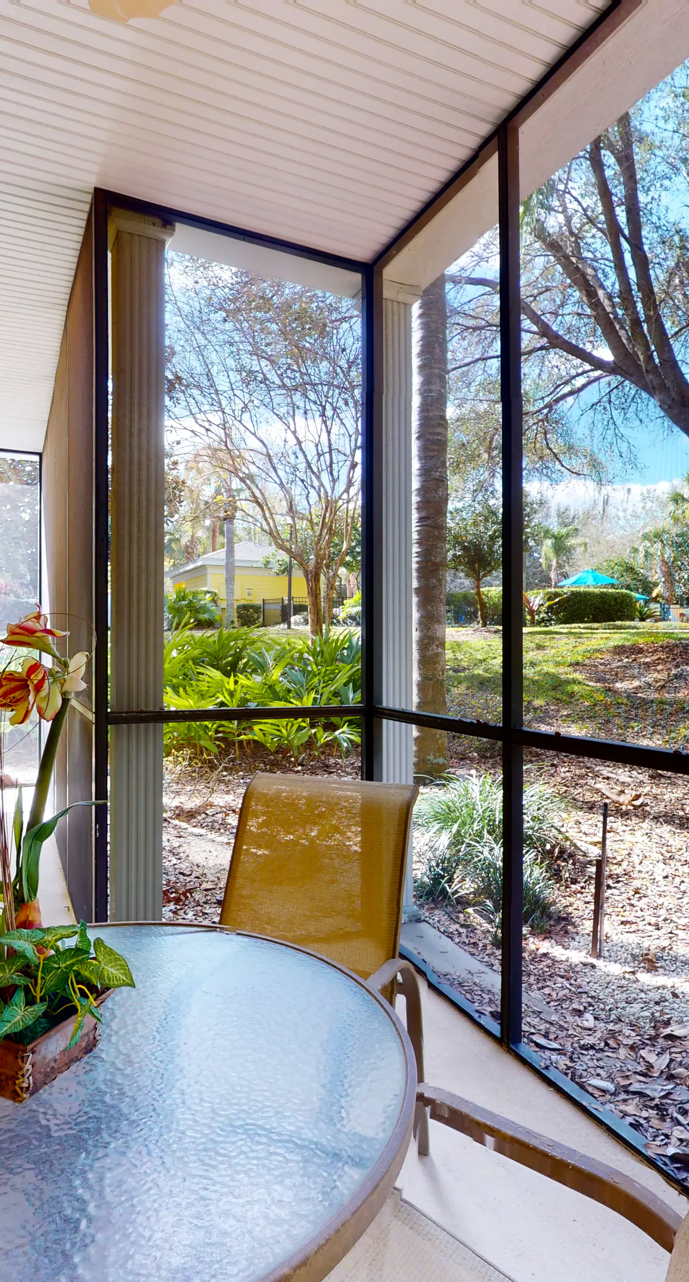 1st-floor condo with sauna, restaurant, gym & pools