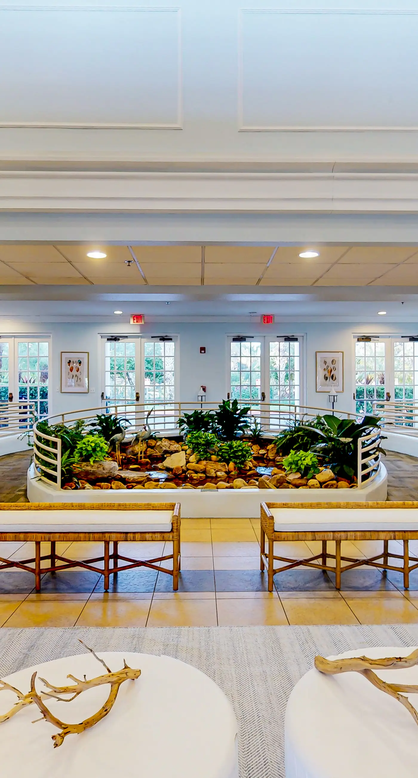 1st-floor condo with sauna, restaurant, gym & pools