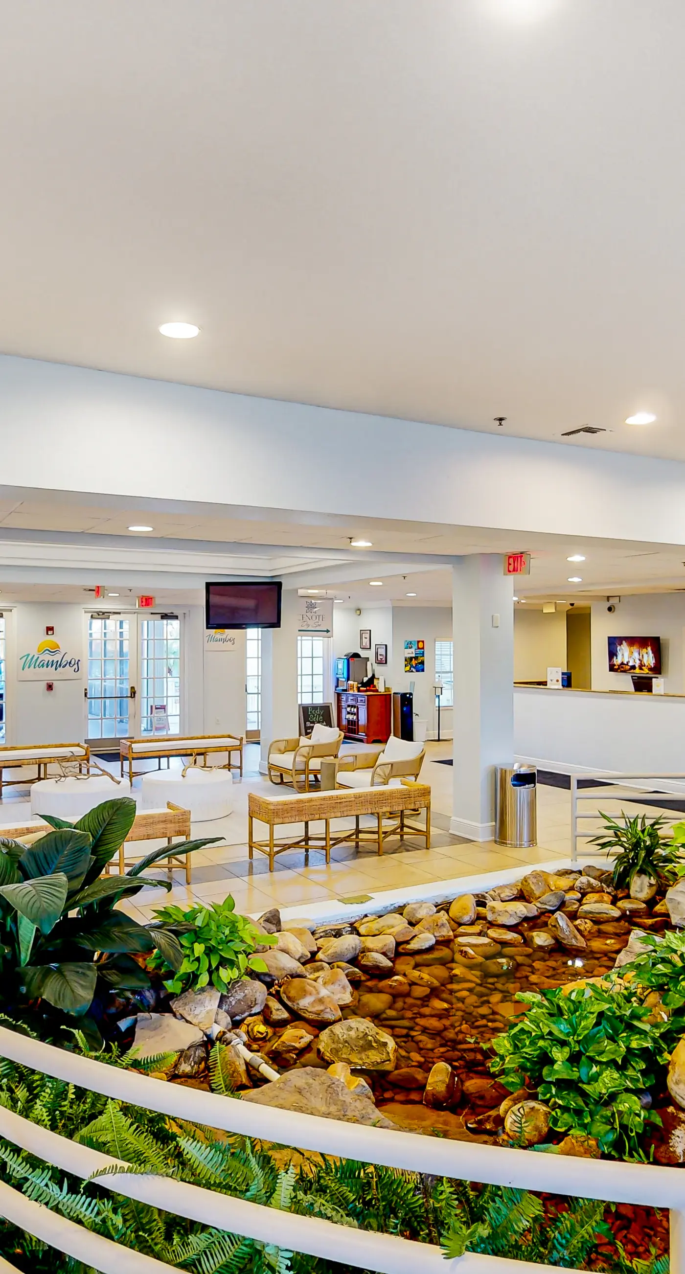 1st-floor condo with sauna, restaurant, gym & pools