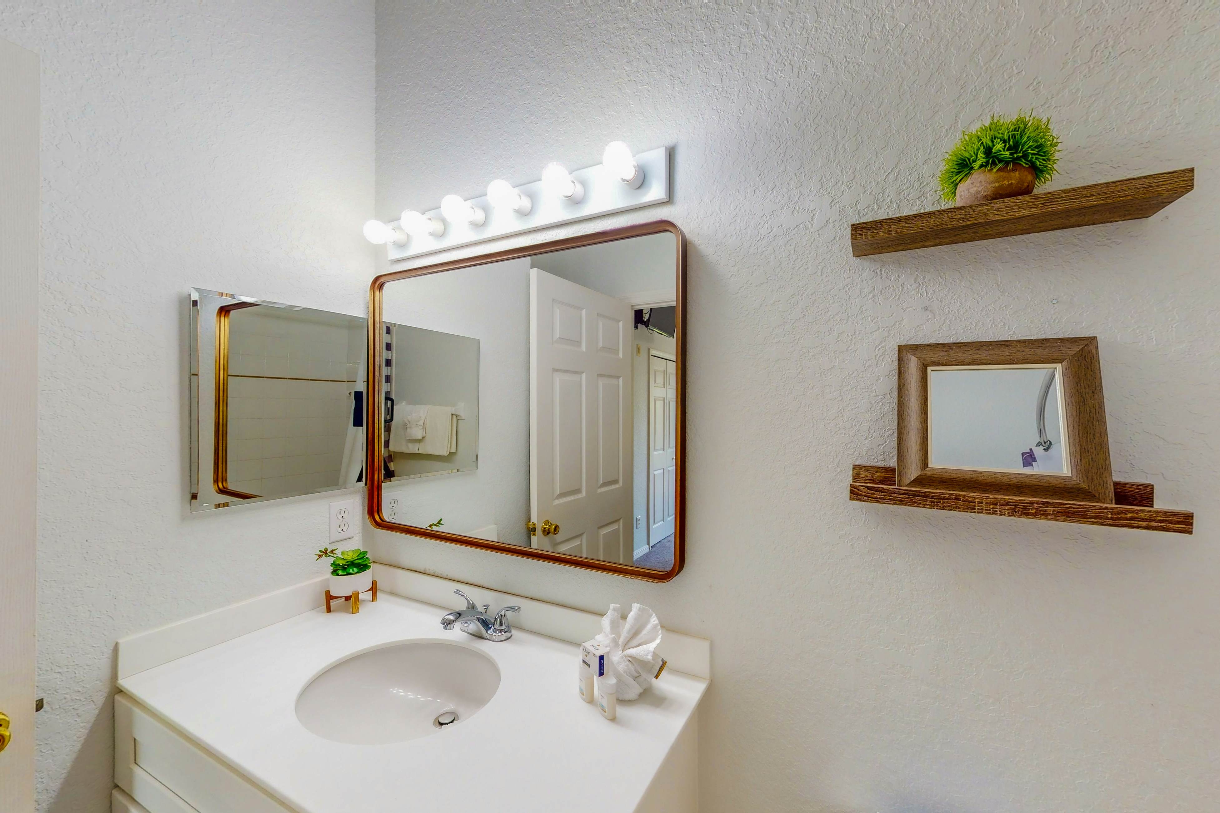 2nd-floor condo with balcony, sauna, basketball court, on-site restaurant & pool