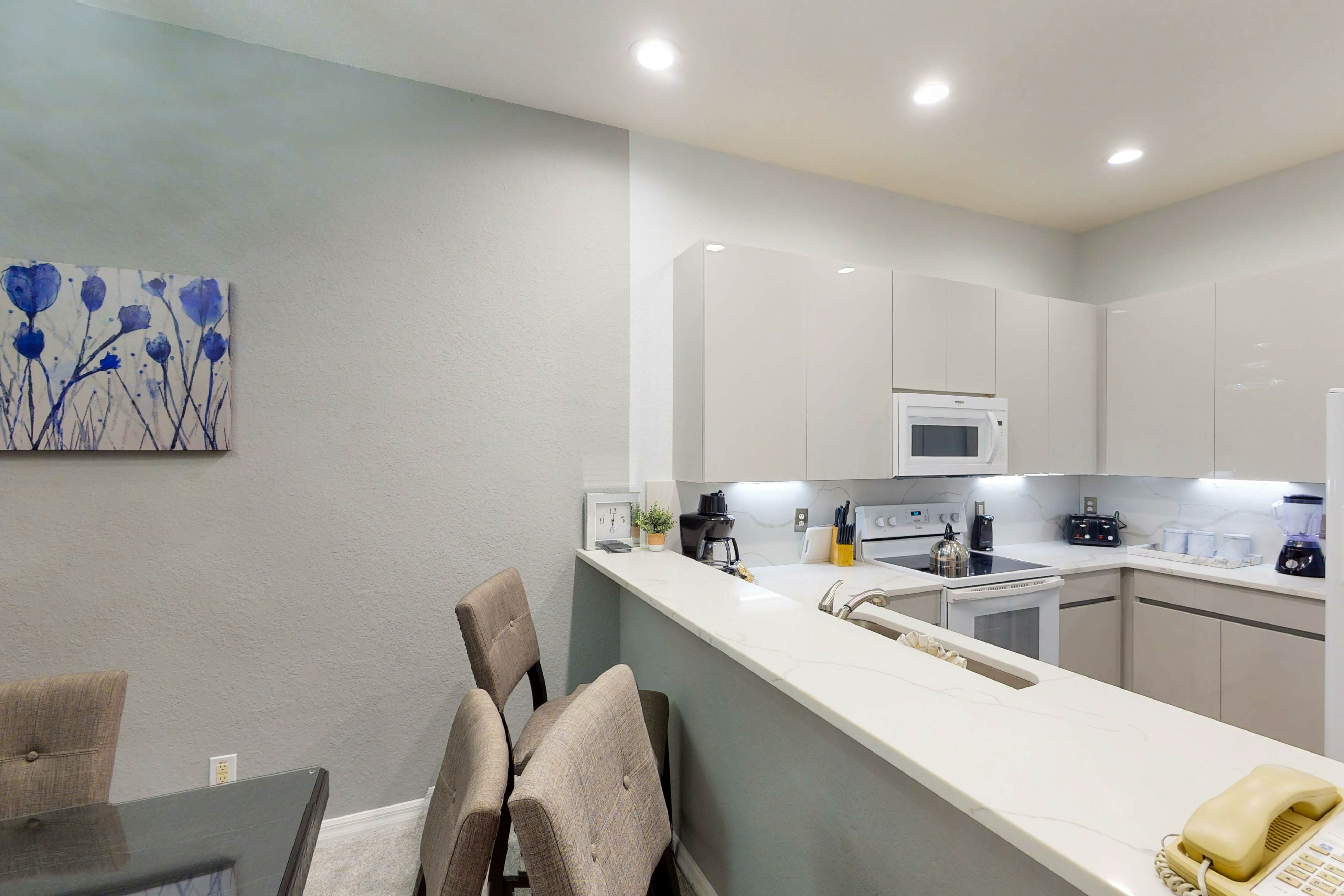 3rd floor condo w/ pools, tennis court, near theme parks, sauna, restaurant