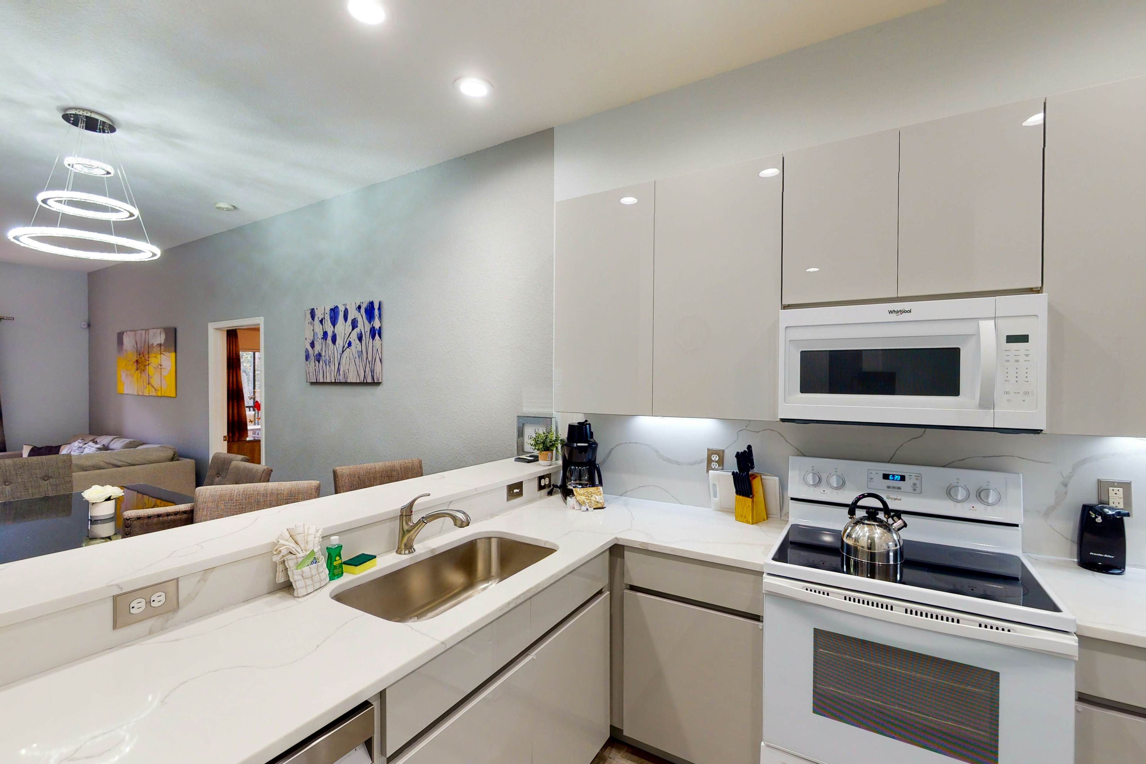 3rd floor condo w/ pools, tennis court, near theme parks, sauna, restaurant