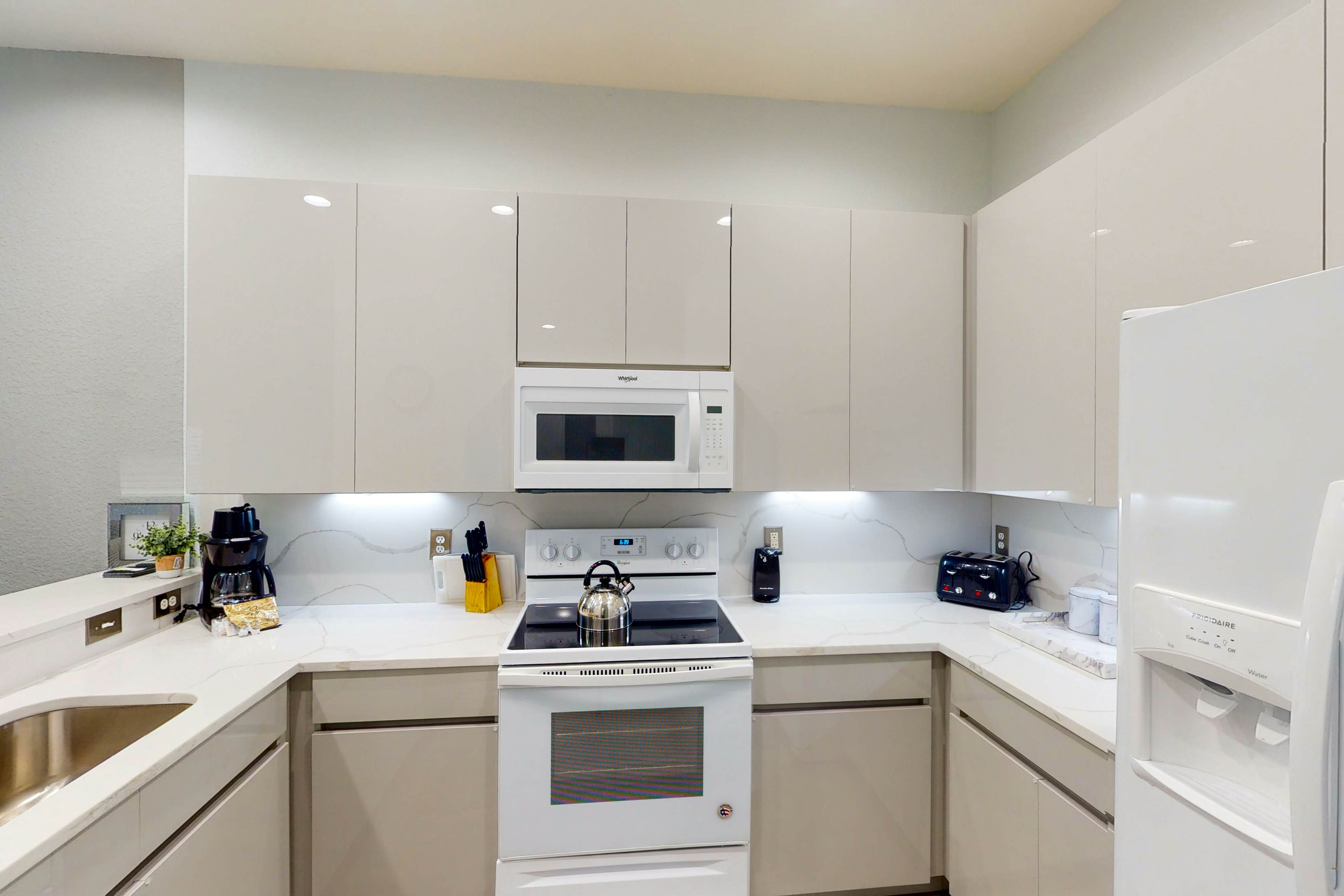 3rd floor condo w/ pools, tennis court, near theme parks, sauna, restaurant