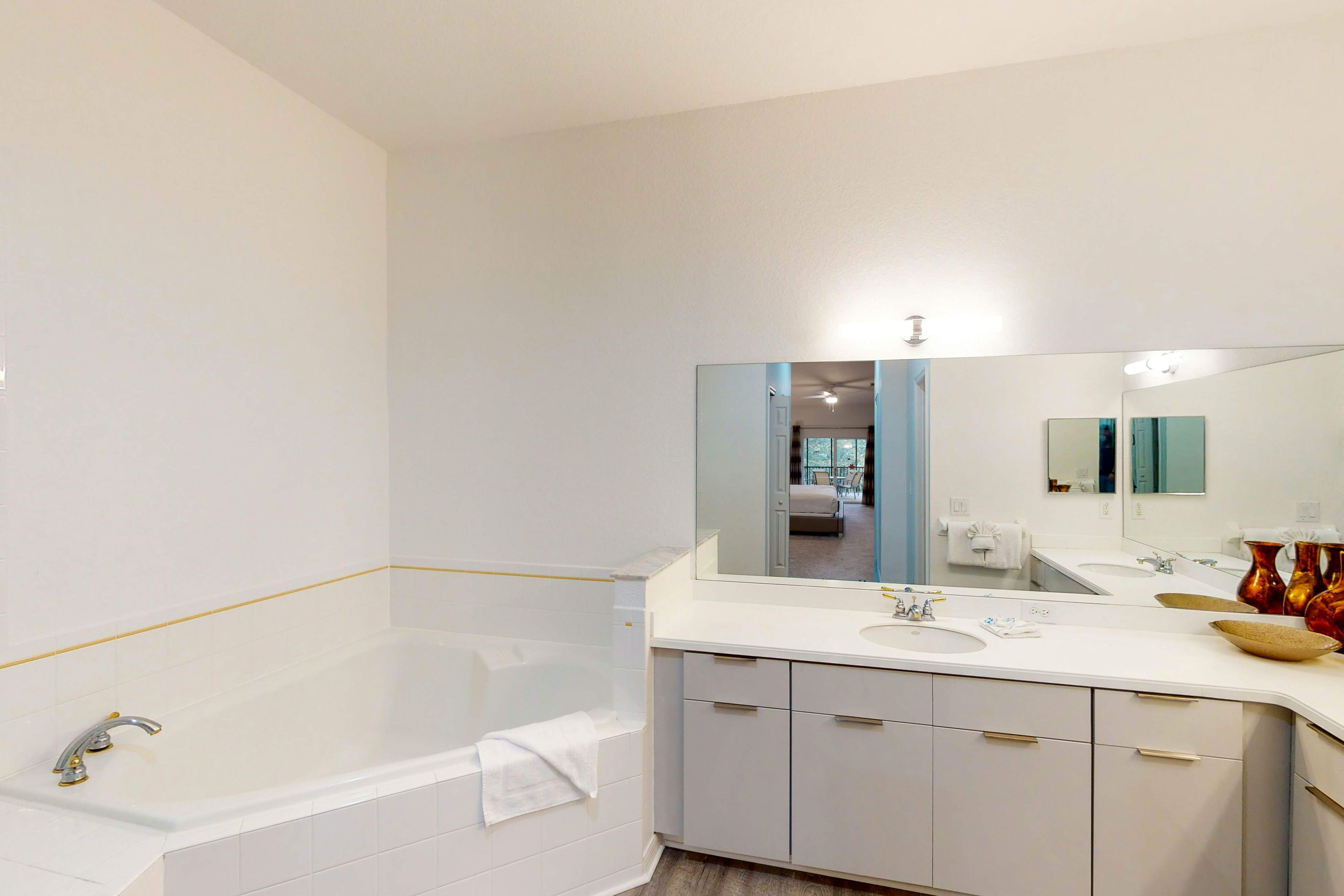 3rd floor condo w/ pools, tennis court, near theme parks, sauna, restaurant