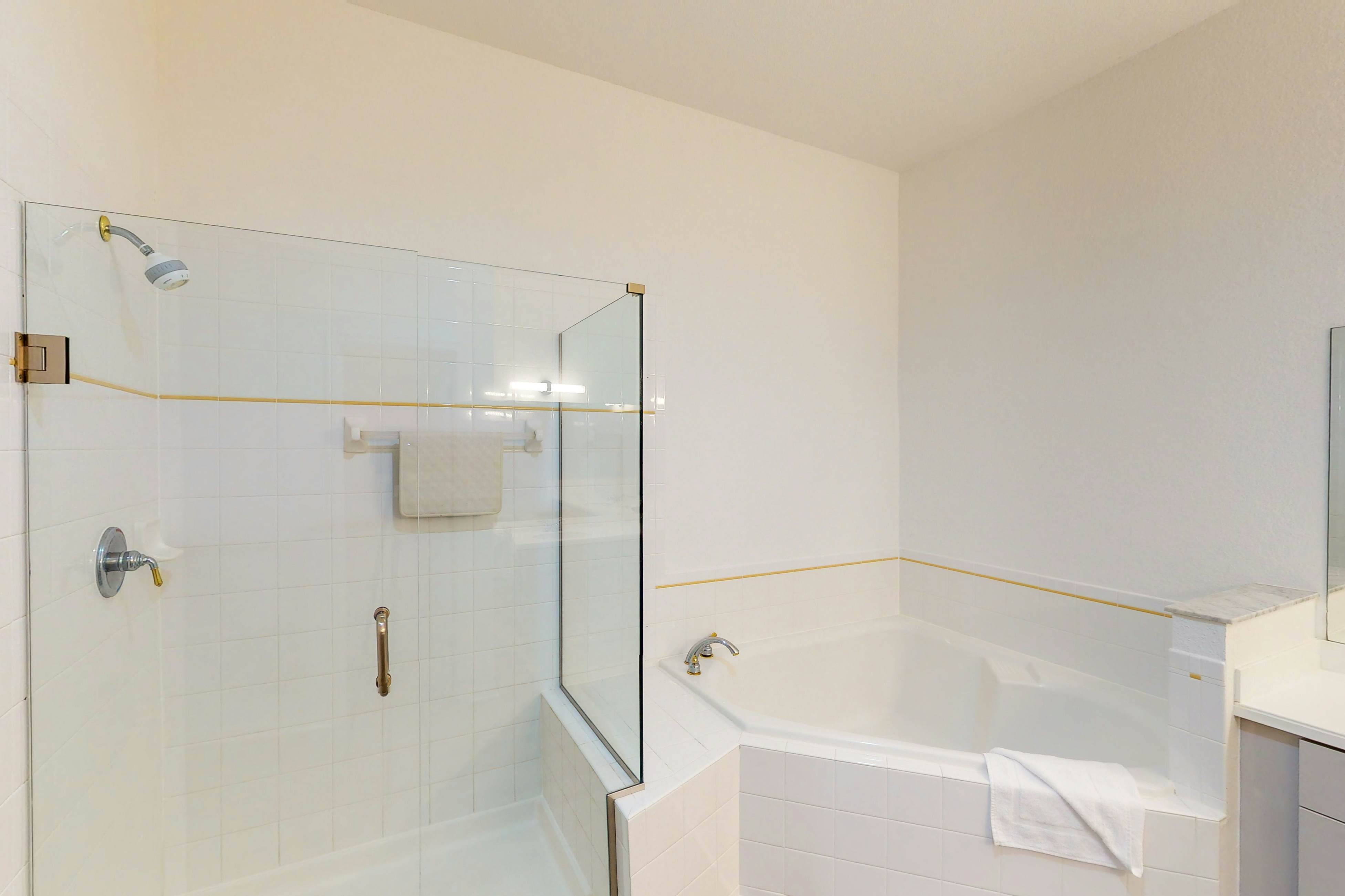 3rd floor condo w/ pools, tennis court, near theme parks, sauna, restaurant