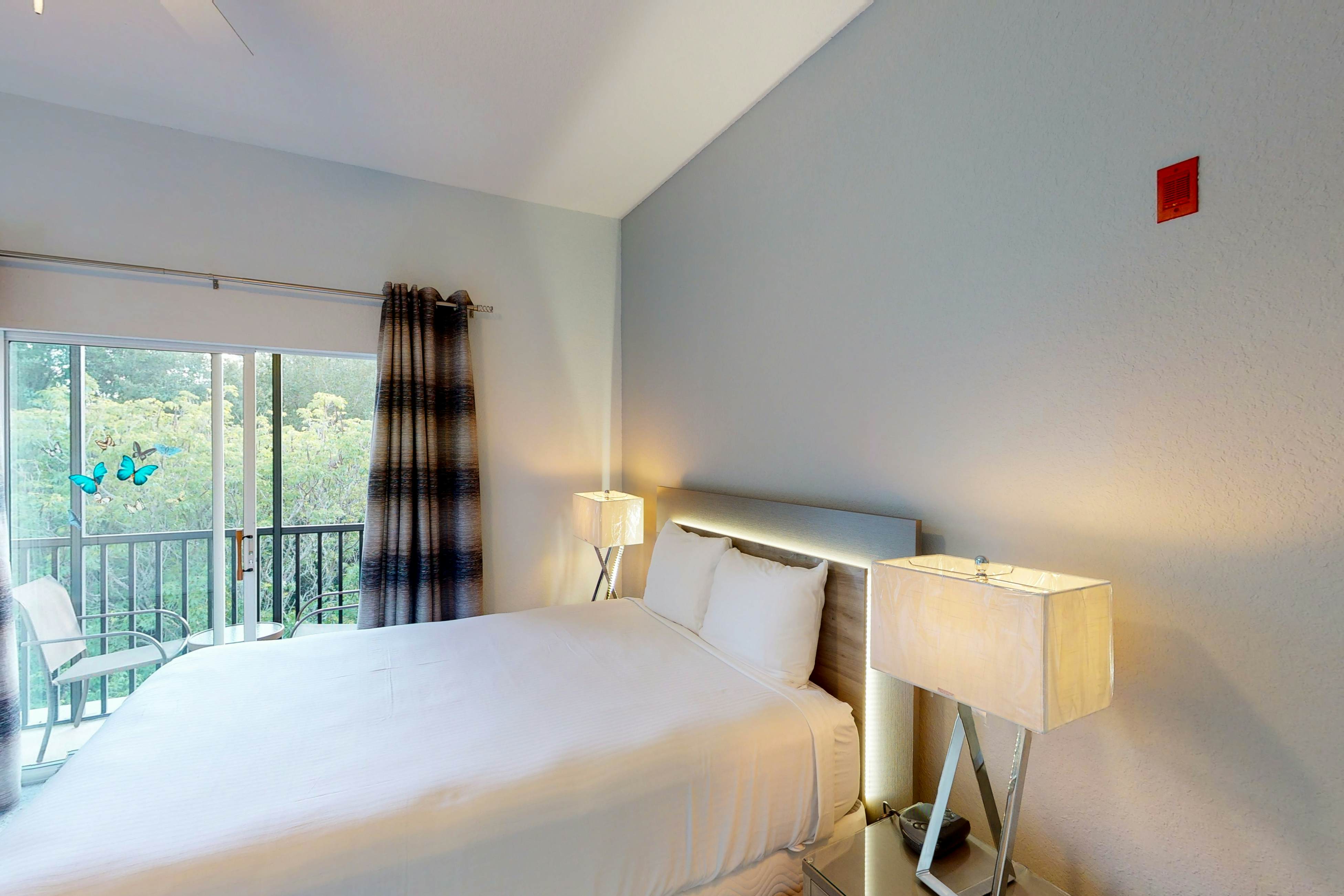 3rd floor condo w/ pools, tennis court, near theme parks, sauna, restaurant