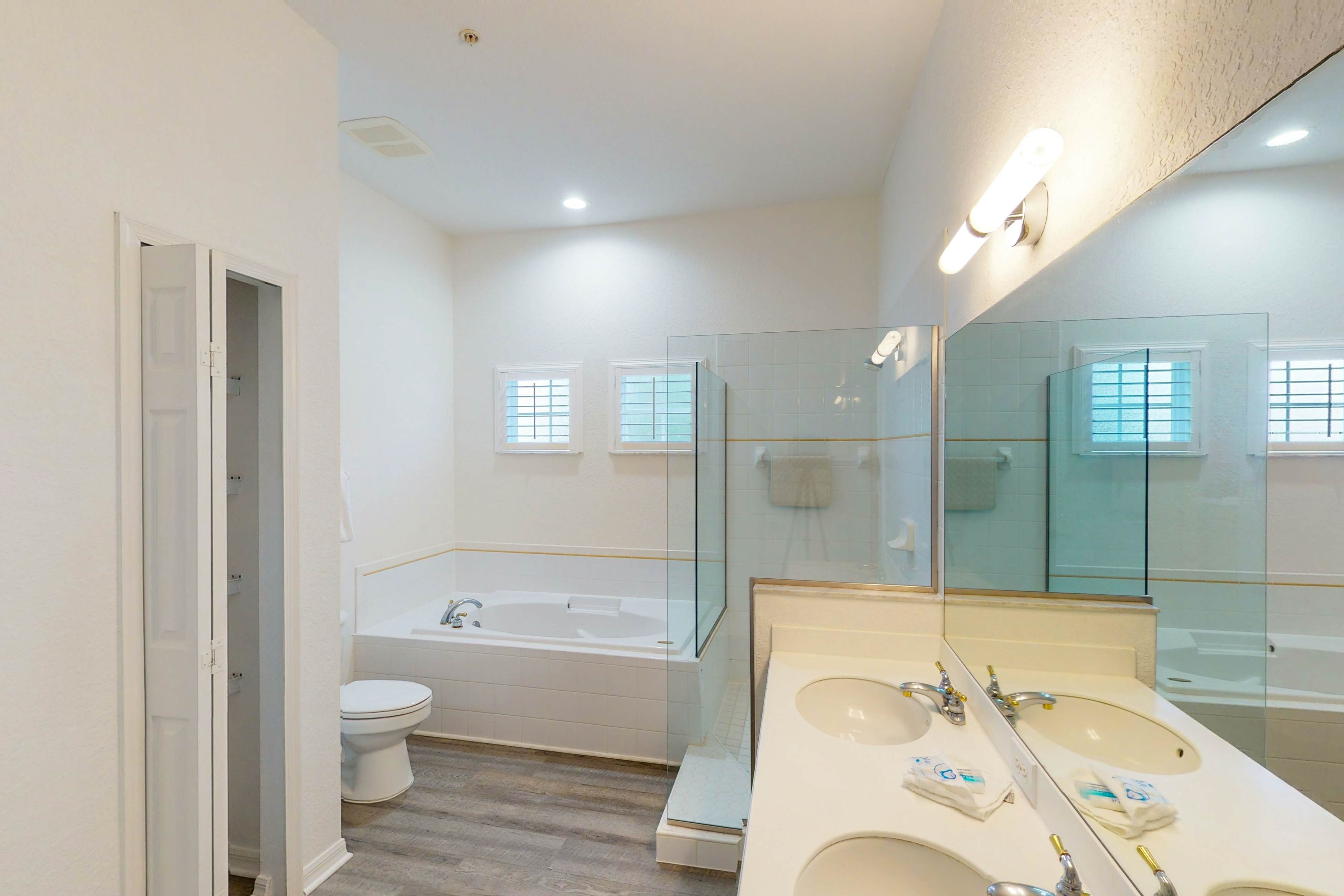 3rd floor condo w/ pools, tennis court, near theme parks, sauna, restaurant