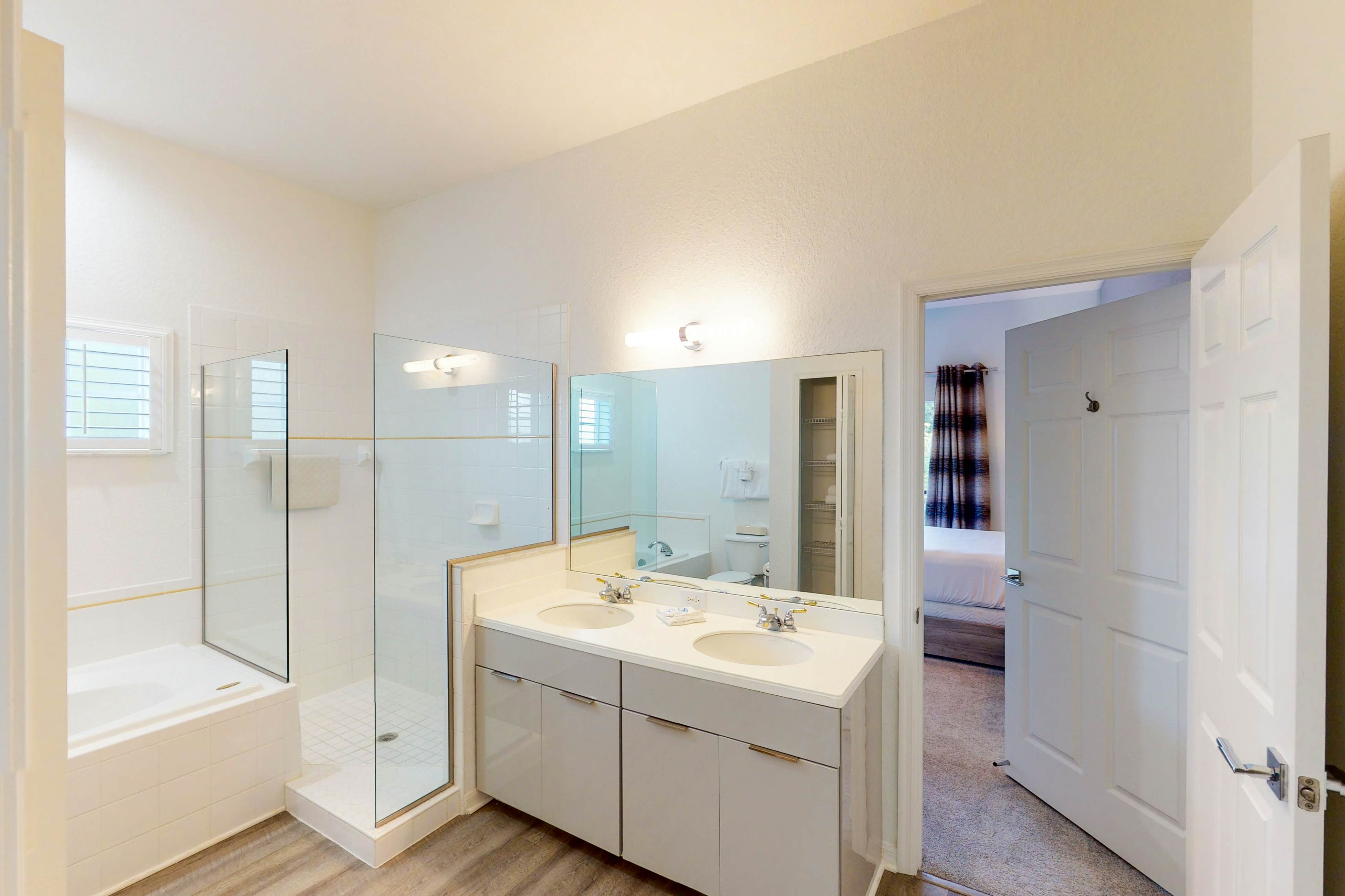 3rd floor condo w/ pools, tennis court, near theme parks, sauna, restaurant