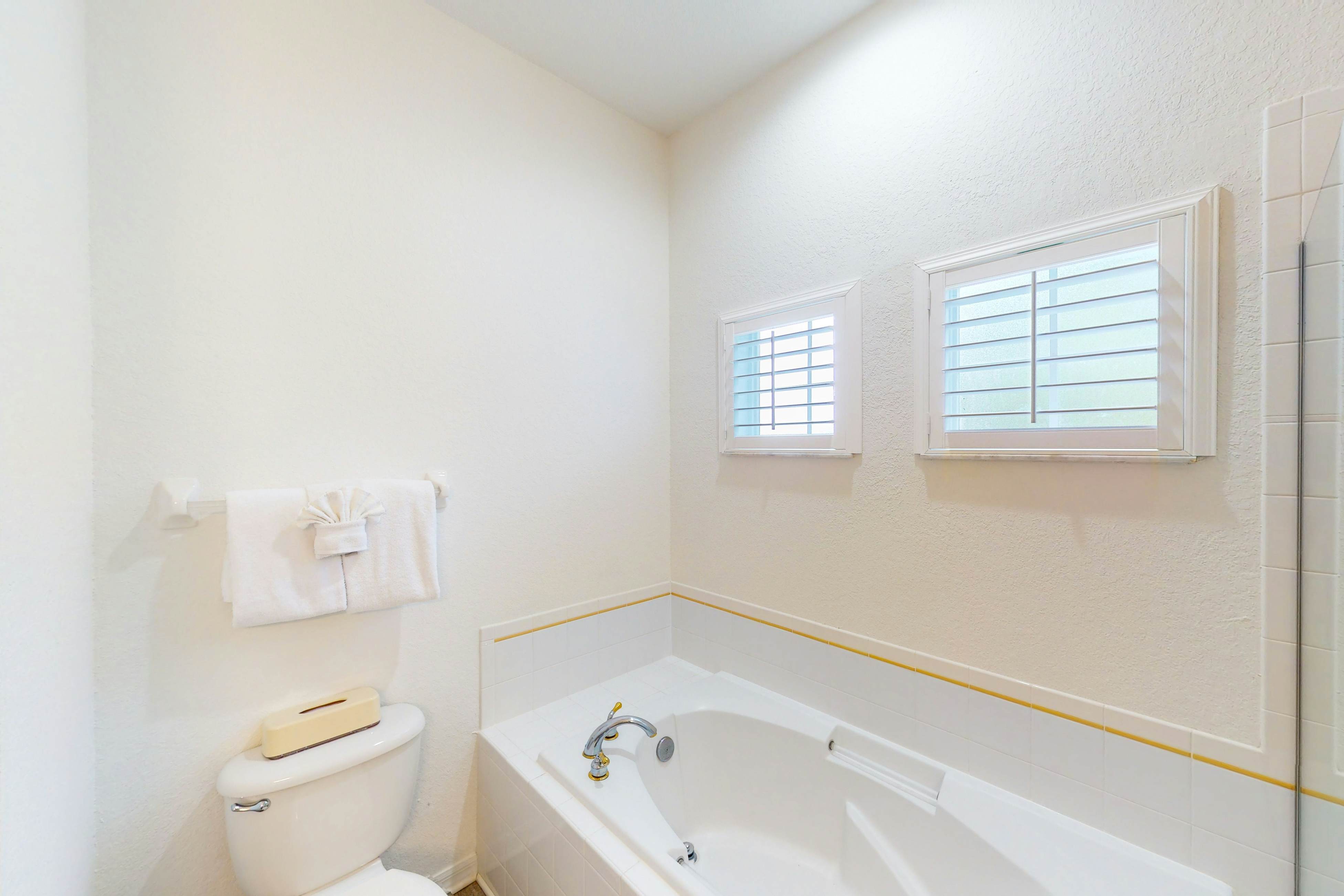 3rd floor condo w/ pools, tennis court, near theme parks, sauna, restaurant