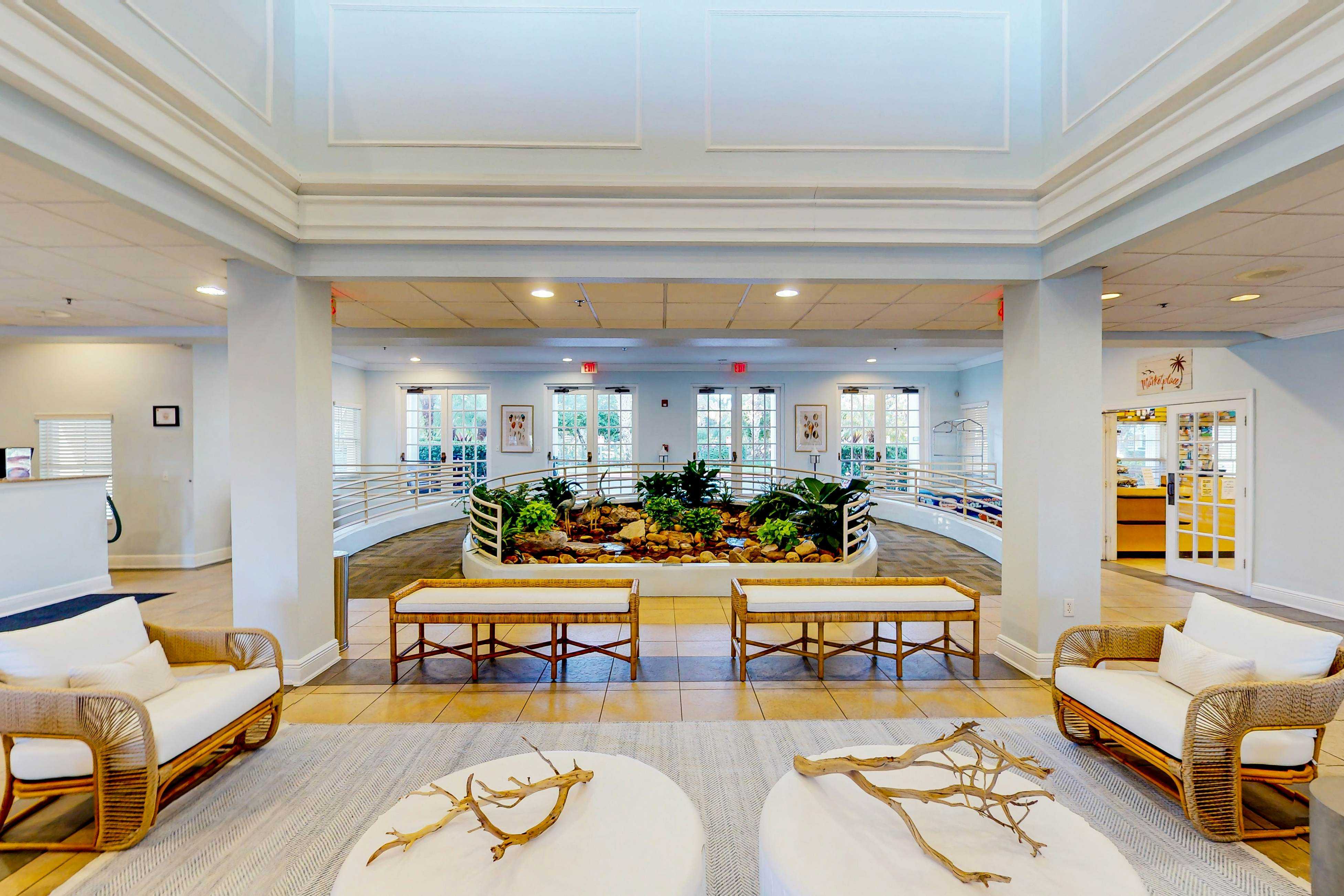 3rd floor condo w/ pools, tennis court, near theme parks, sauna, restaurant