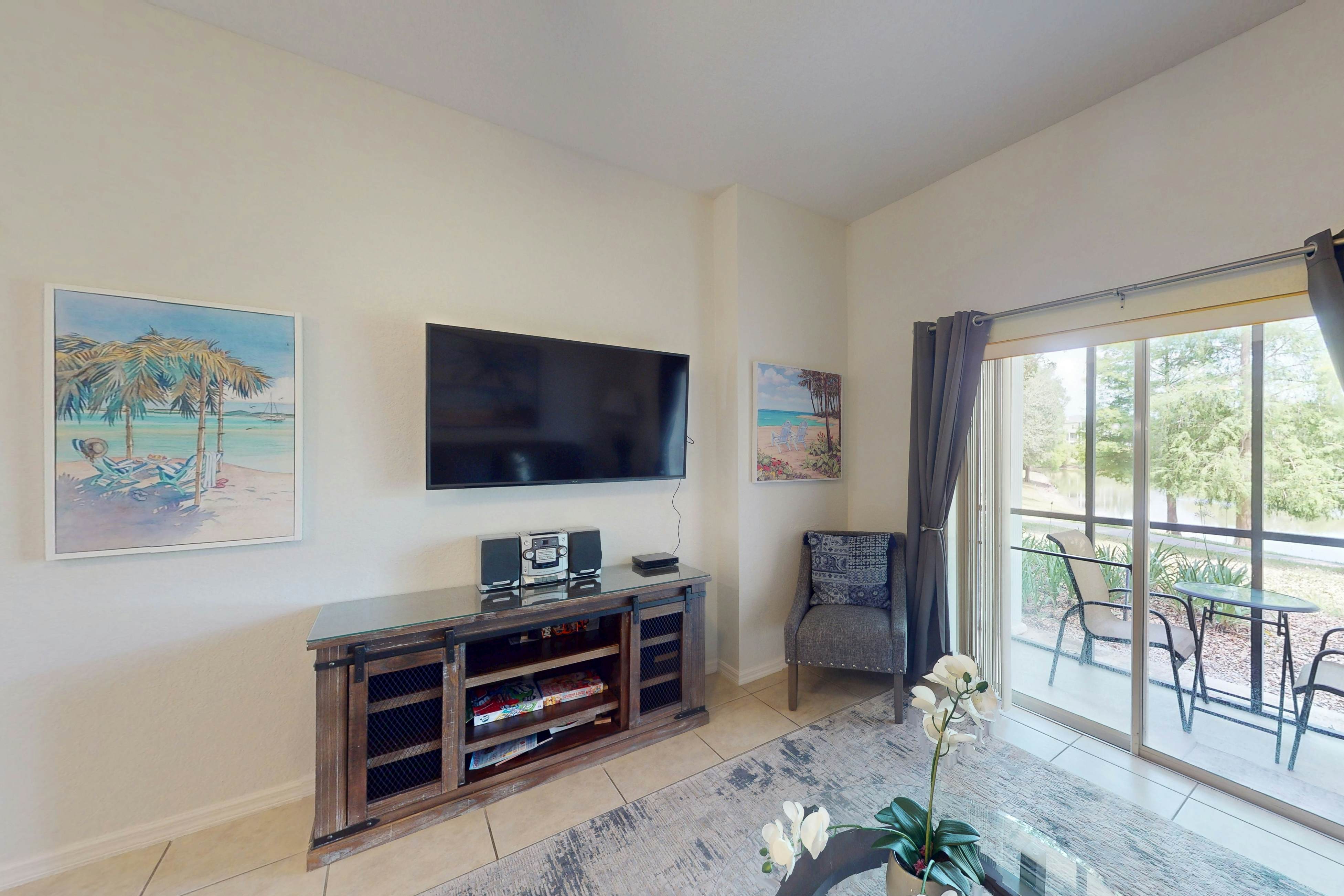 Spacious 1st floor condo with pools/hot tubs, W/D & patio - near theme parks