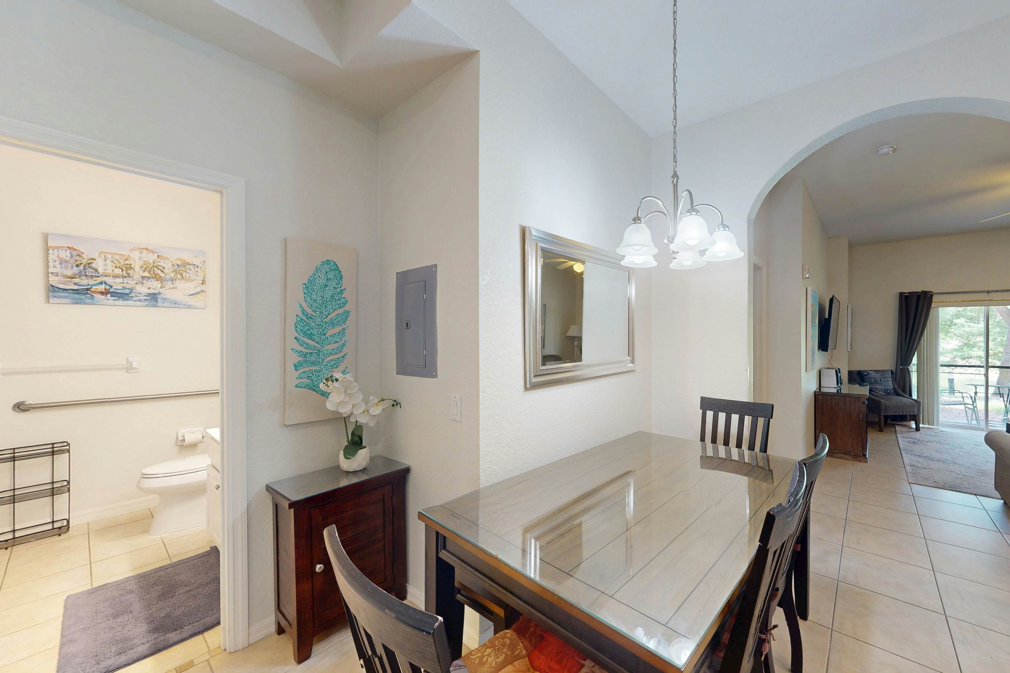 Spacious 1st floor condo with pools/hot tubs, W/D & patio - near theme parks