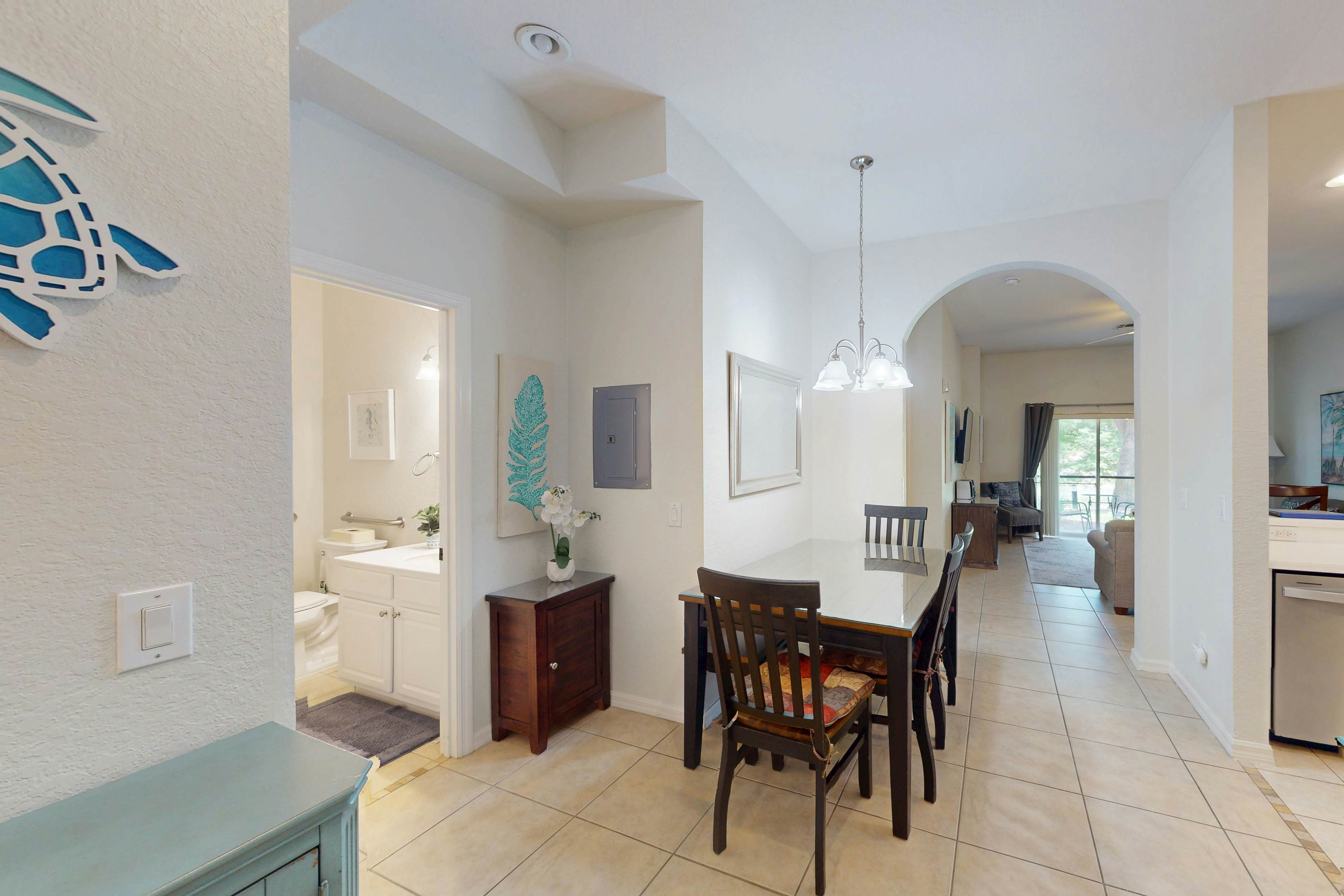 Spacious 1st floor condo with pools/hot tubs, W/D & patio - near theme parks