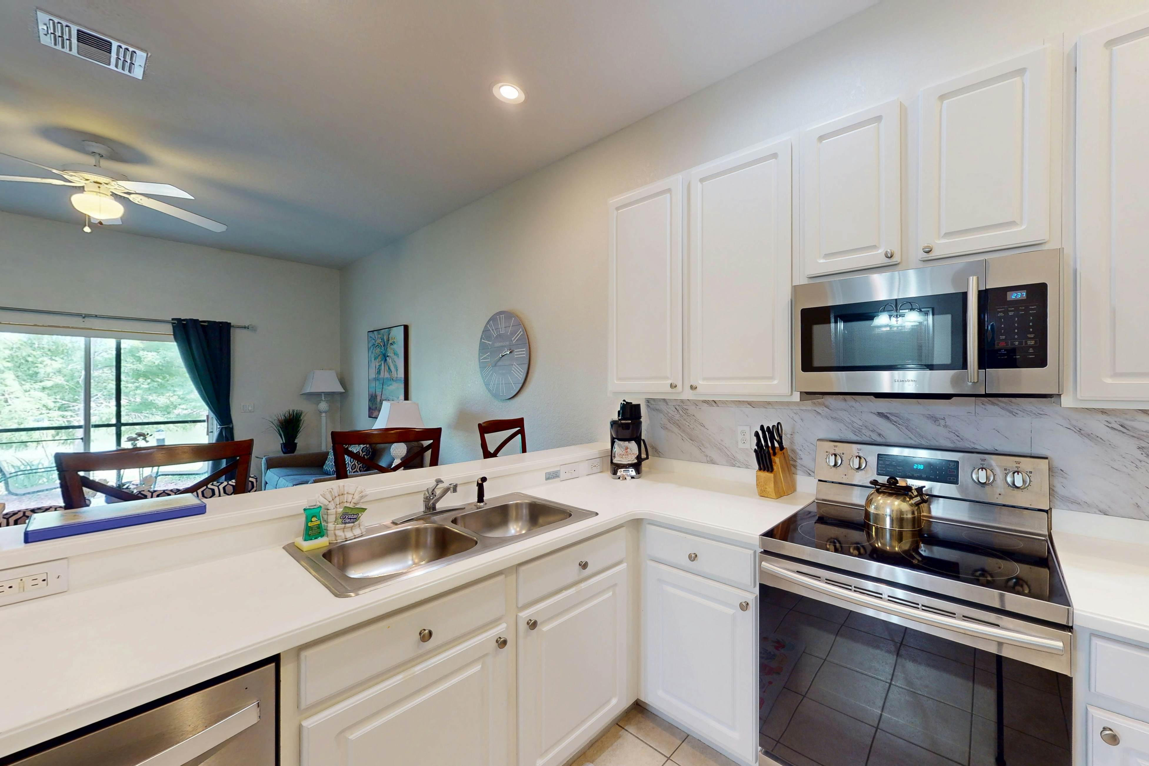 Spacious 1st floor condo with pools/hot tubs, W/D & patio - near theme parks