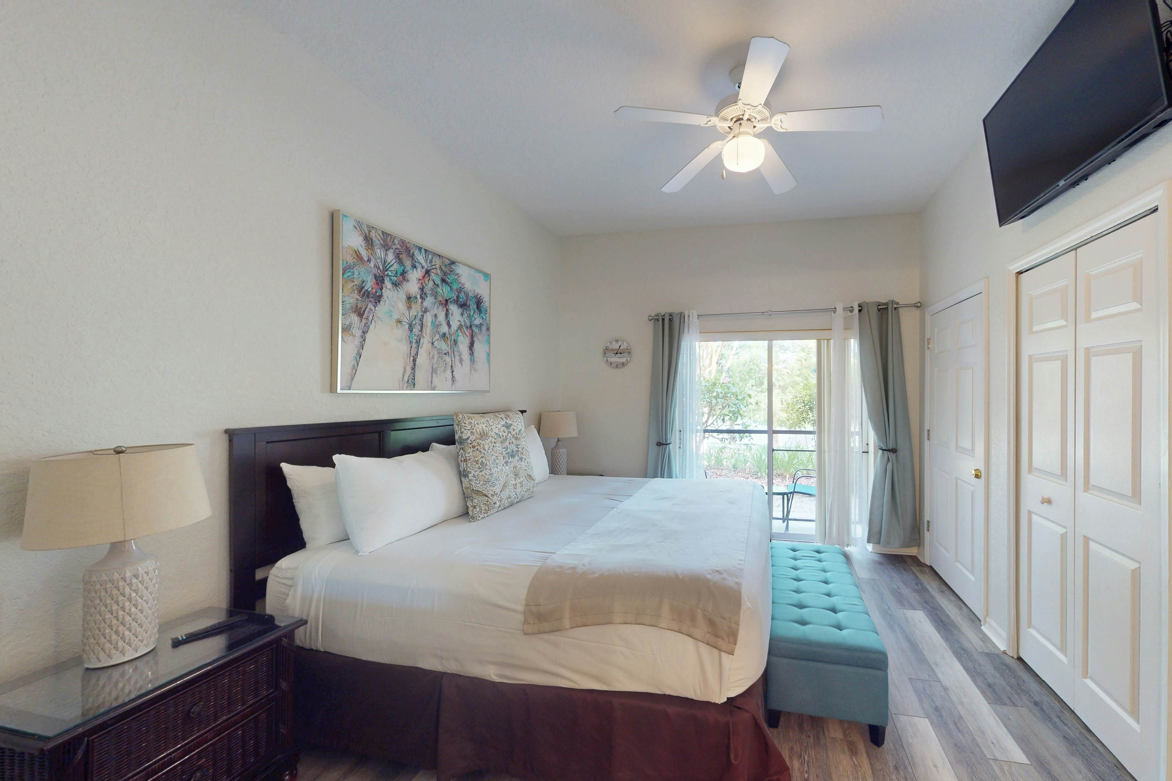 Spacious 1st floor condo with pools/hot tubs, W/D & patio - near theme parks