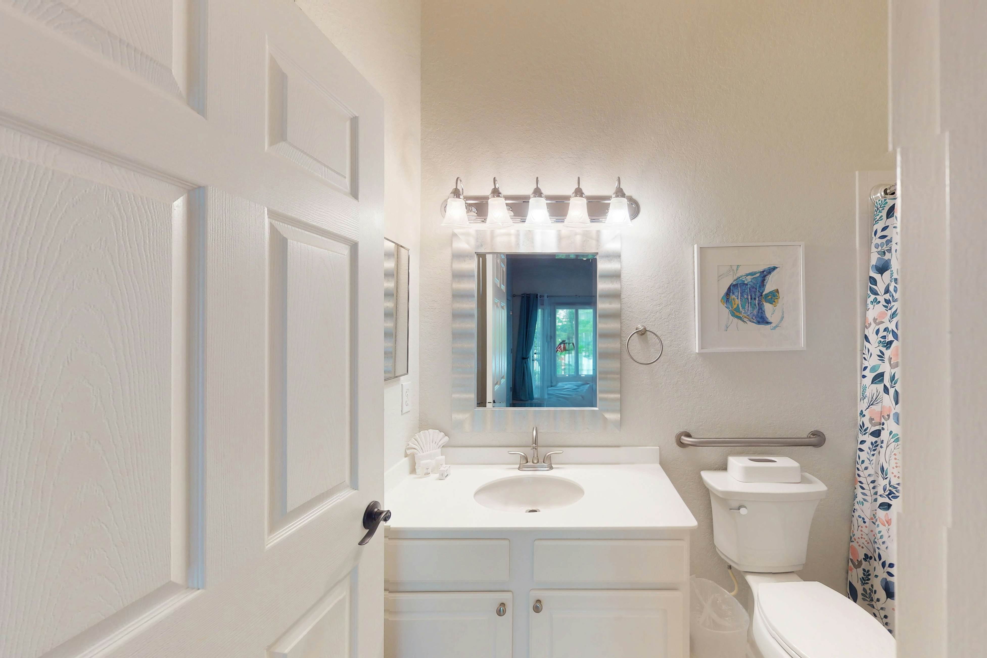 Spacious 1st floor condo with pools/hot tubs, W/D & patio - near theme parks