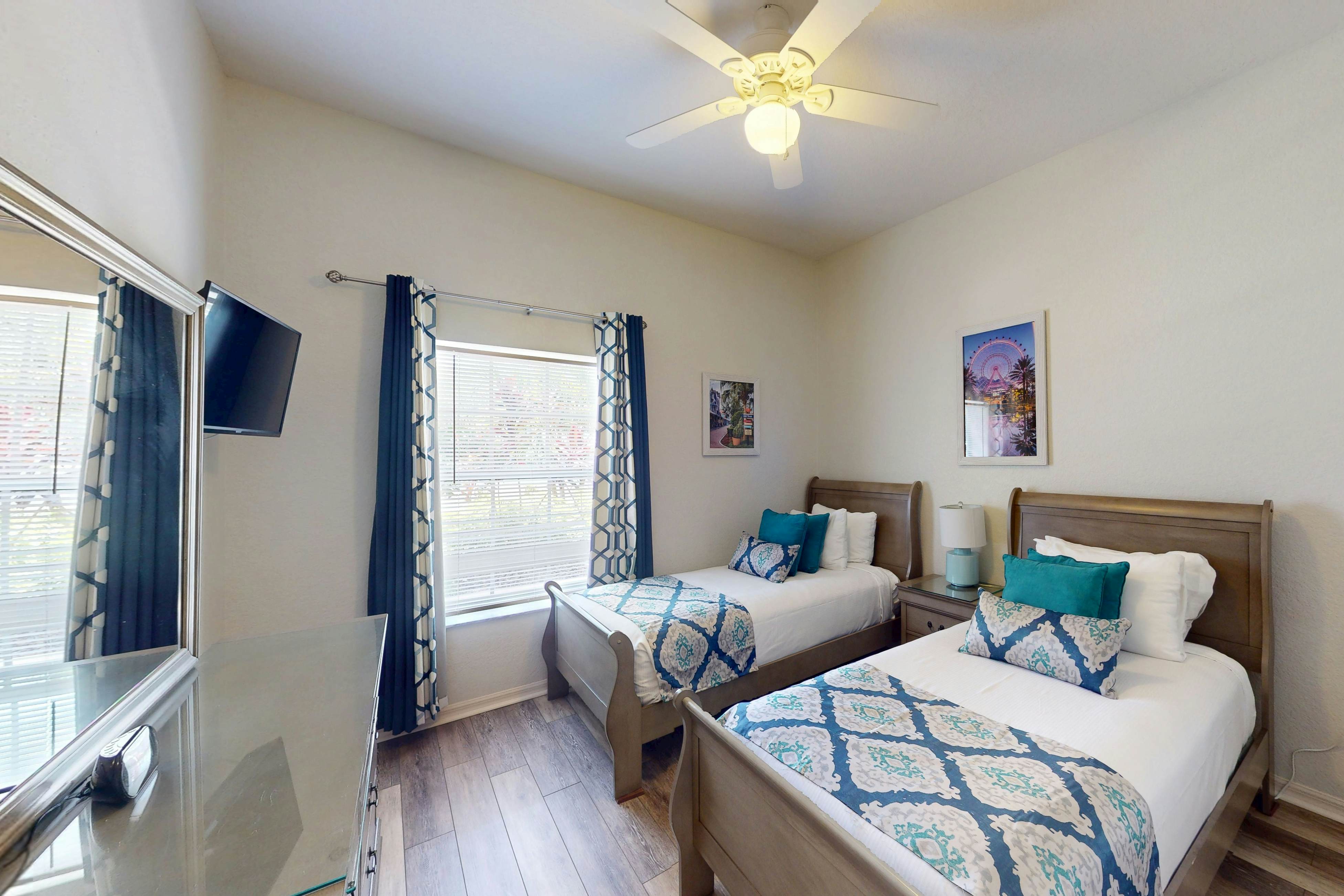 Spacious 1st floor condo with pools/hot tubs, W/D & patio - near theme parks