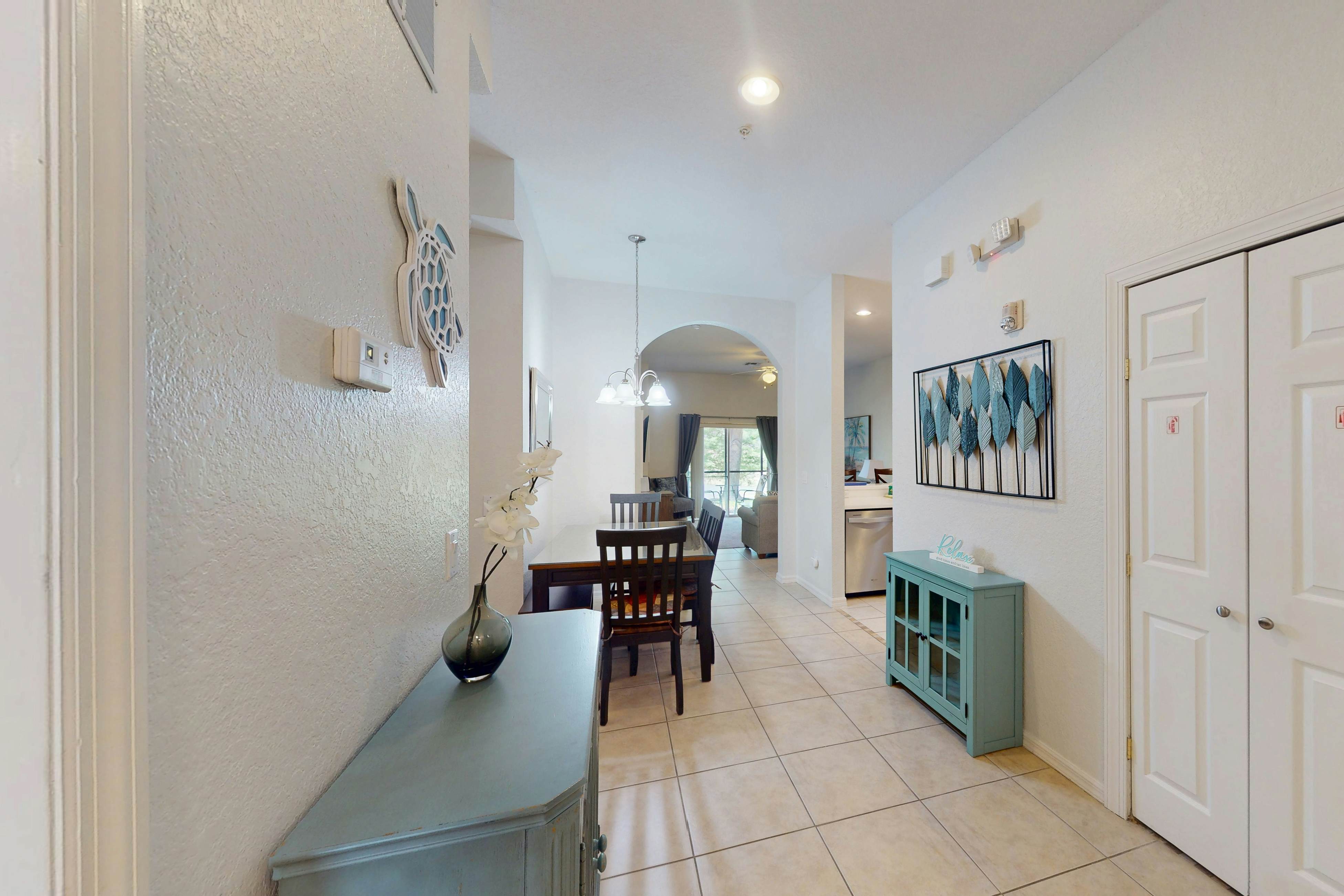 Spacious 1st floor condo with pools/hot tubs, W/D & patio - near theme parks