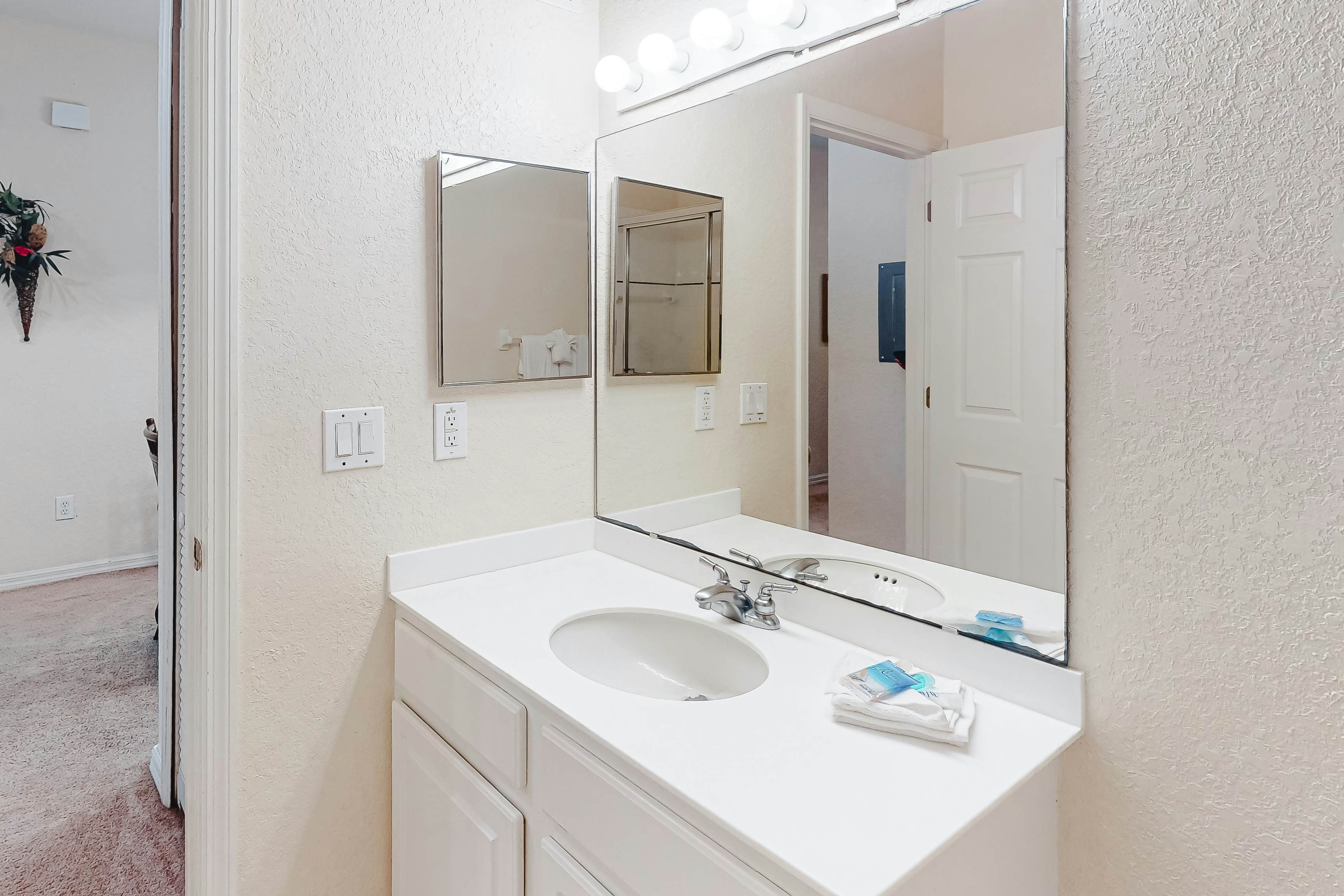 Near all Orlando theme parks - family friendly condo w/ shared amenities