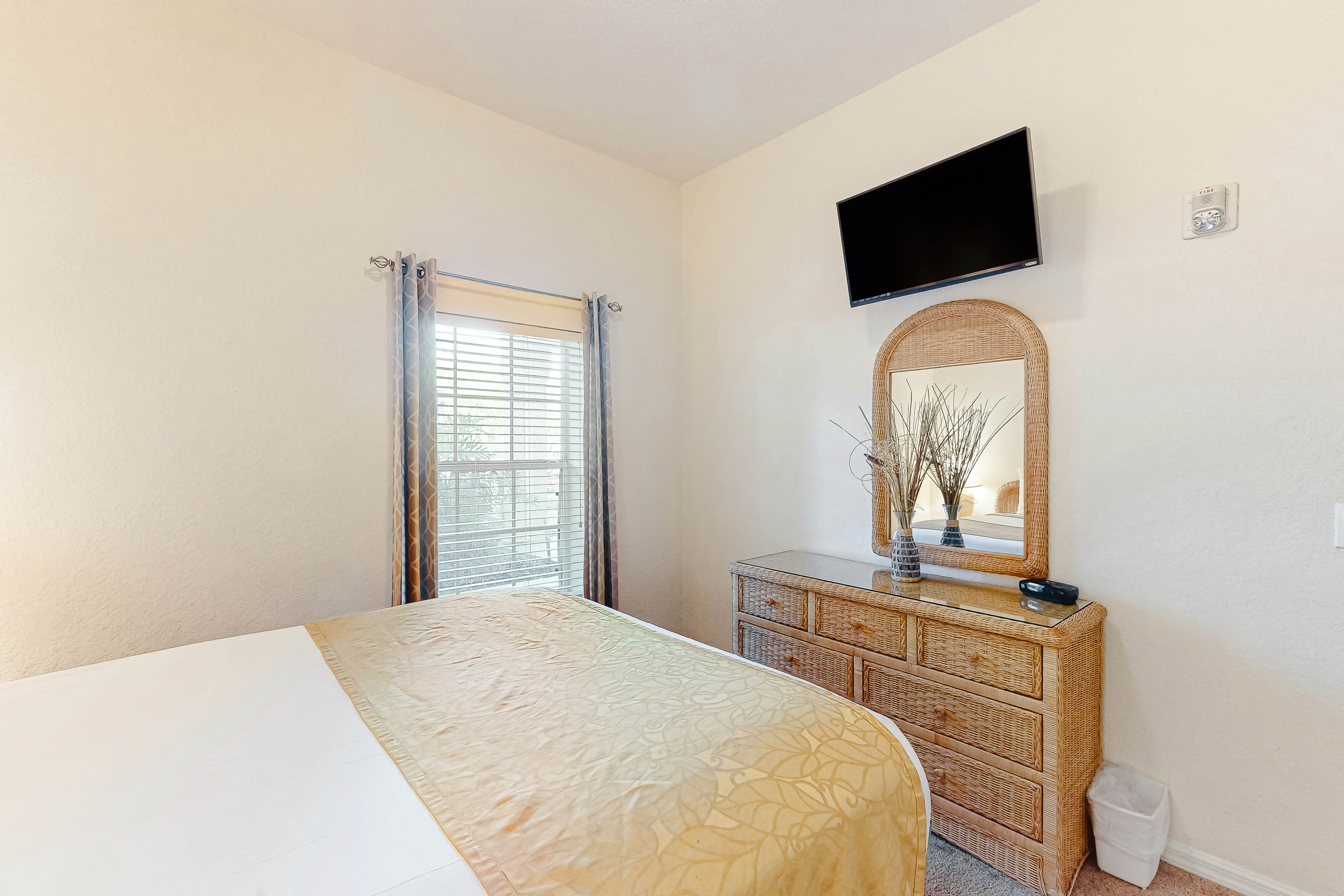 Near all Orlando theme parks - family friendly condo w/ shared amenities