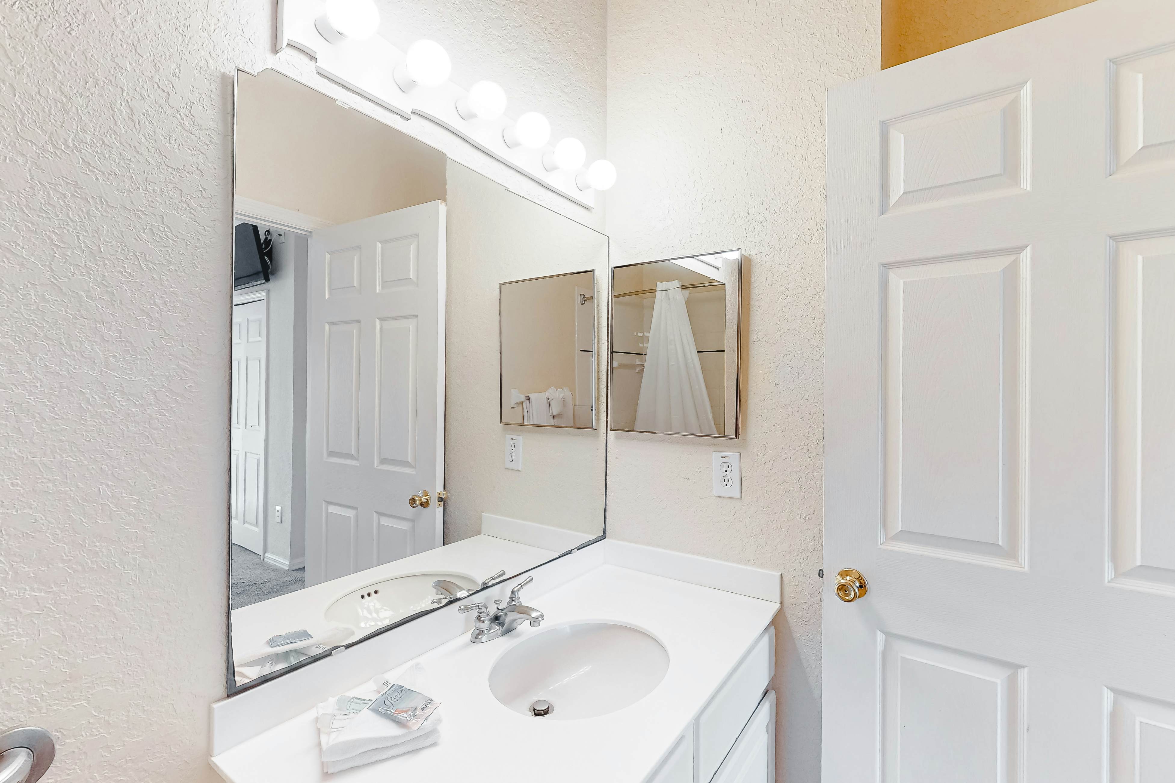 Near all Orlando theme parks - family friendly condo w/ shared amenities