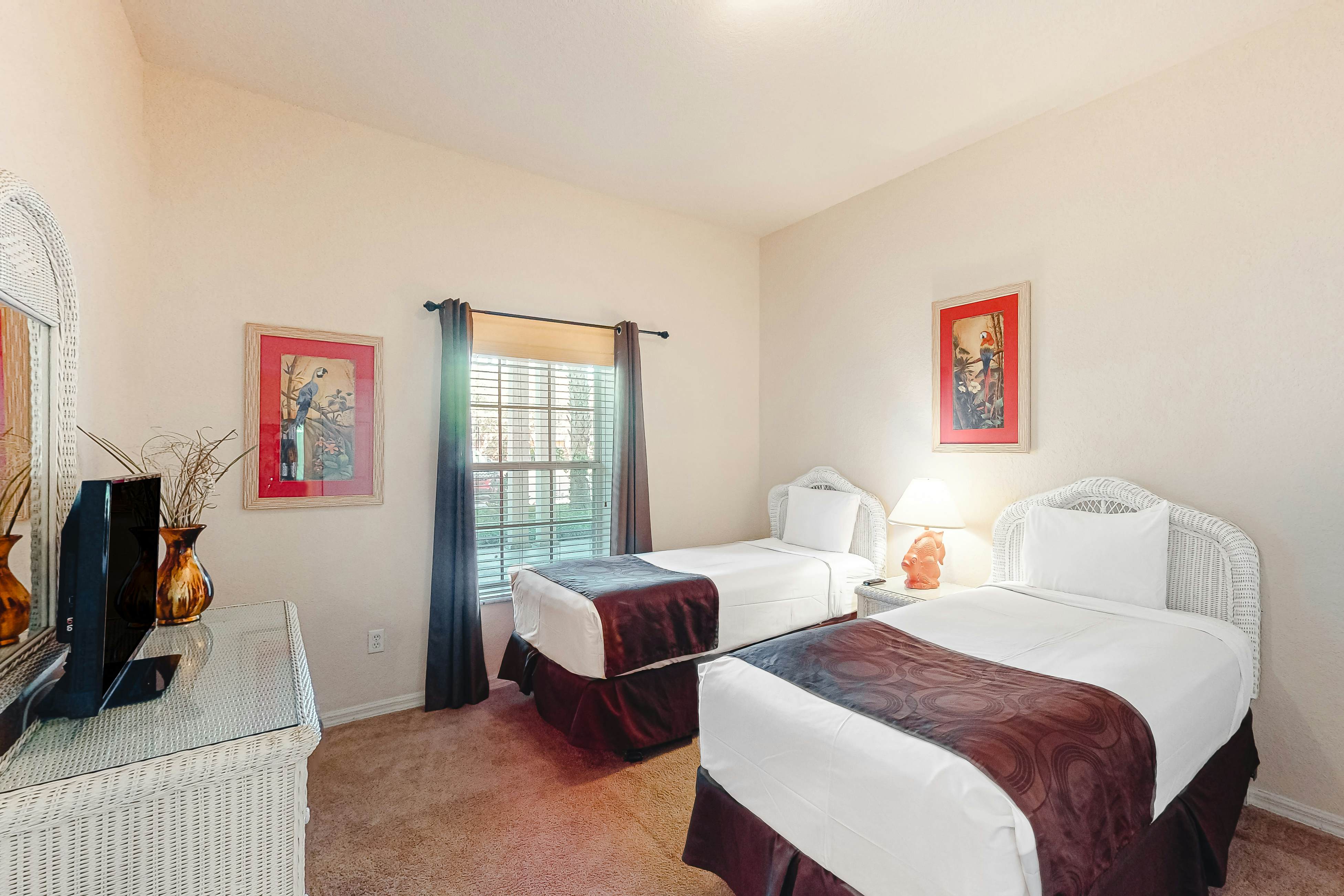 Near all Orlando theme parks - family friendly condo w/ shared amenities