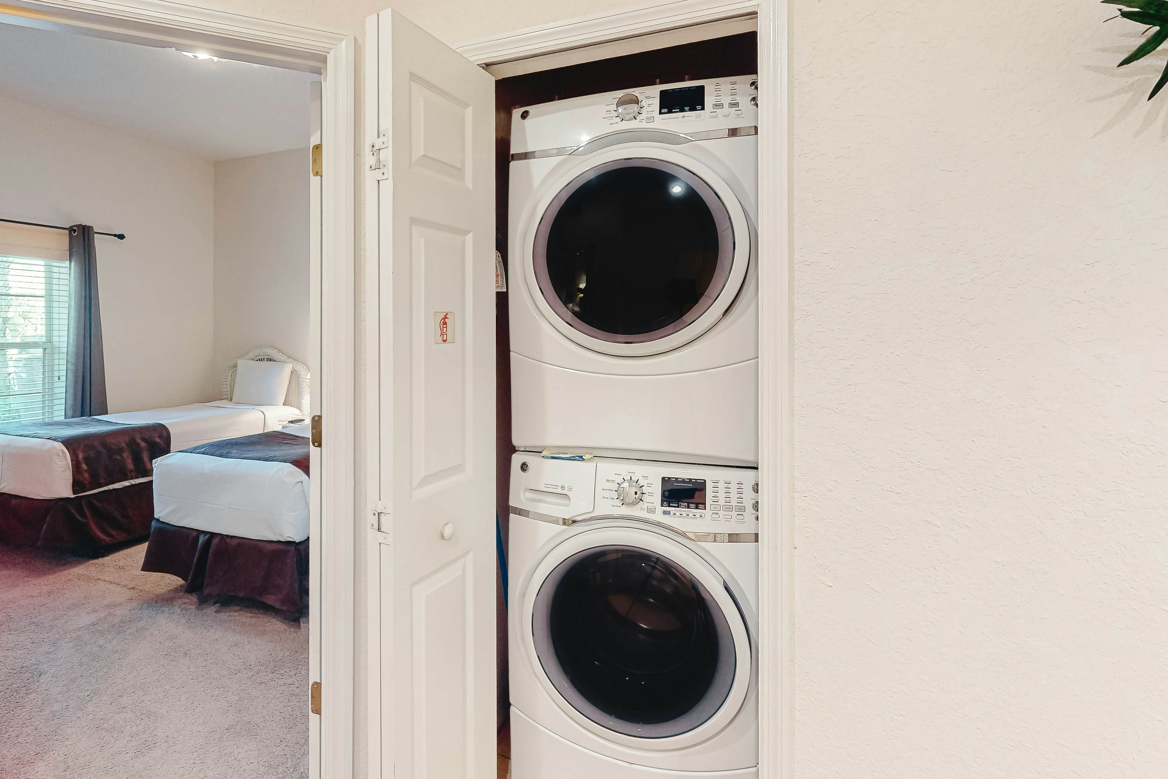 Near all Orlando theme parks - family friendly condo w/ shared amenities