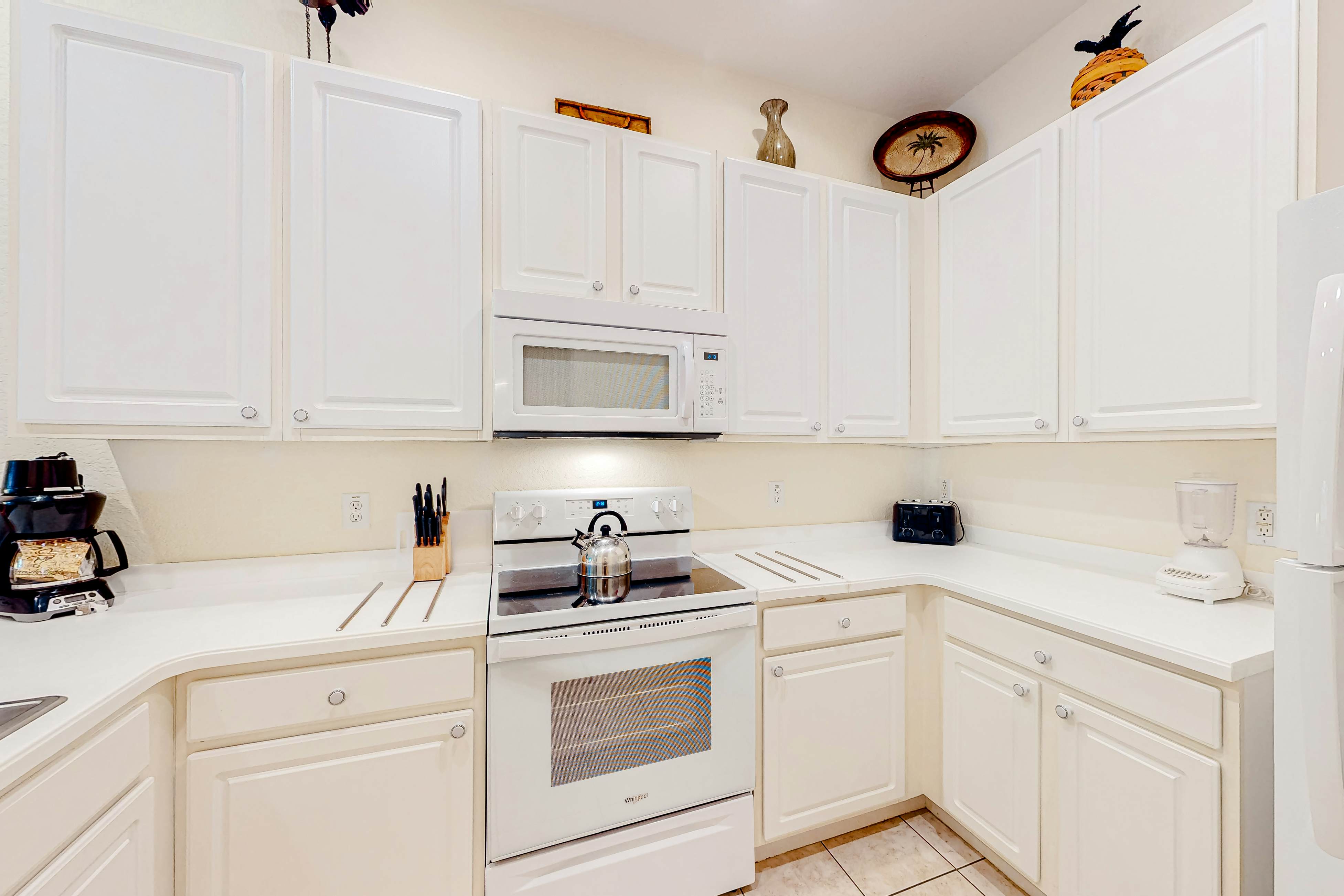 2nd floor condo near theme parks, restaurant, tennis court, balcony, sauna