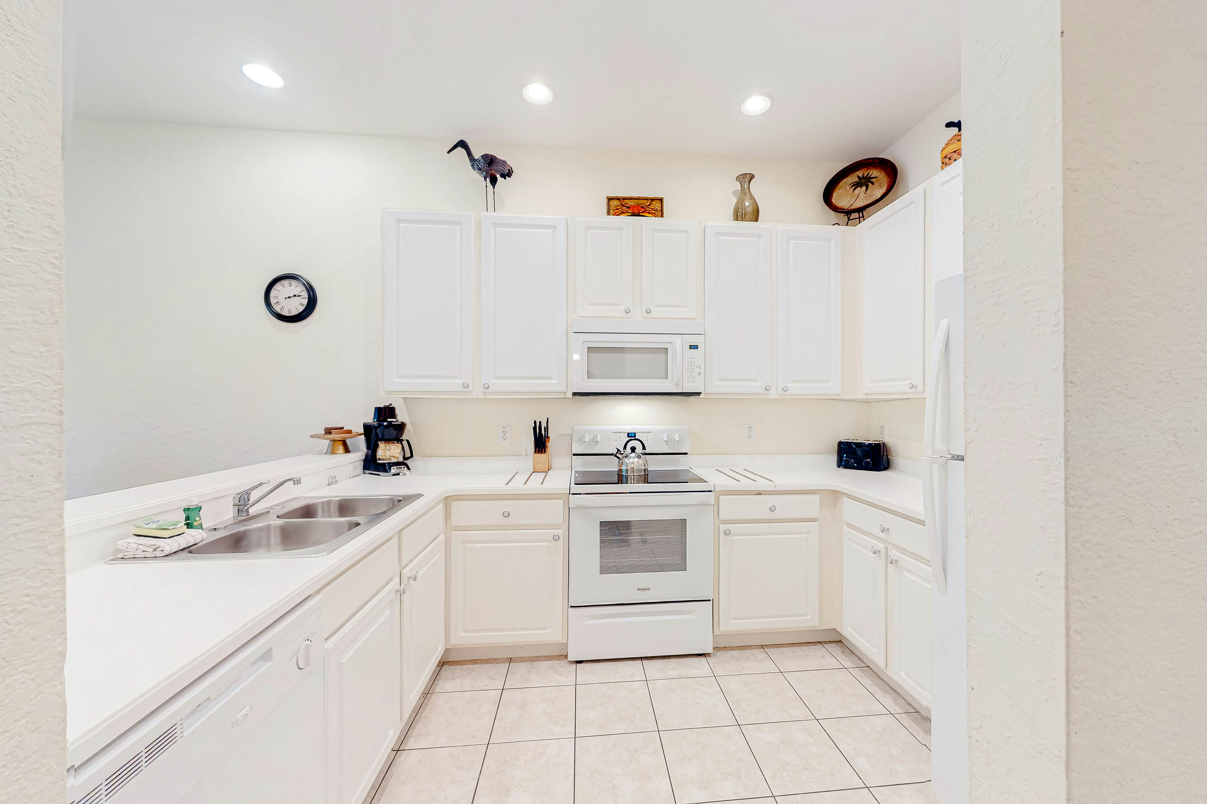 2nd floor condo near theme parks, restaurant, tennis court, balcony, sauna