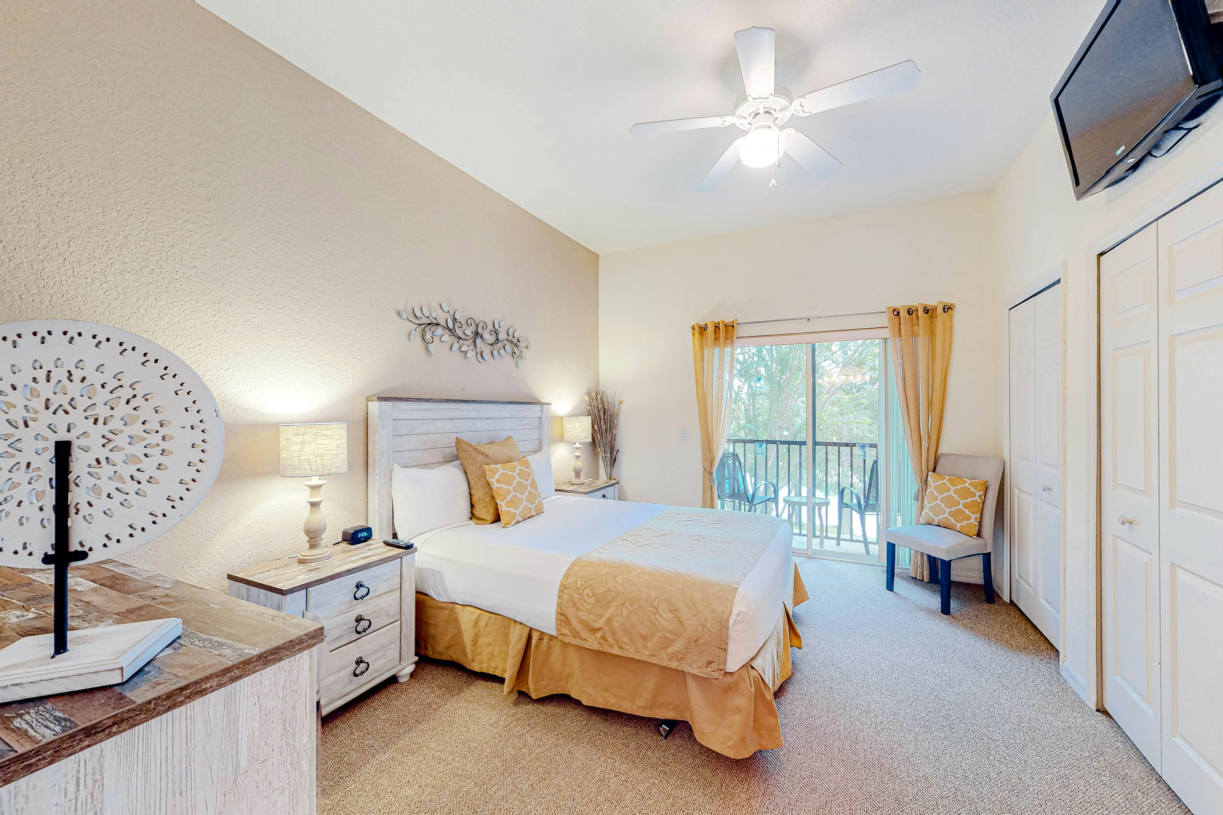 2nd floor condo near theme parks, restaurant, tennis court, balcony, sauna