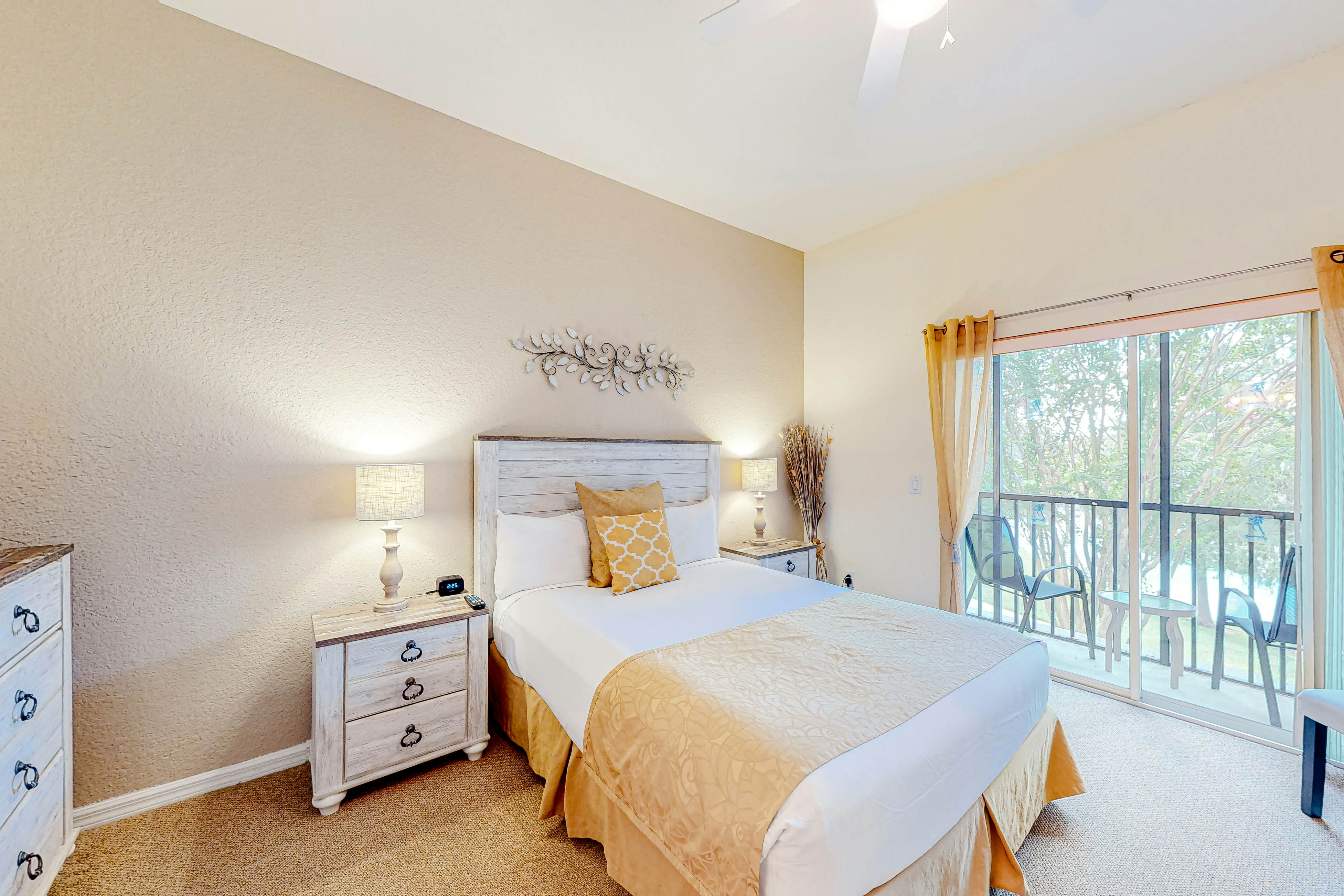 2nd floor condo near theme parks, restaurant, tennis court, balcony, sauna