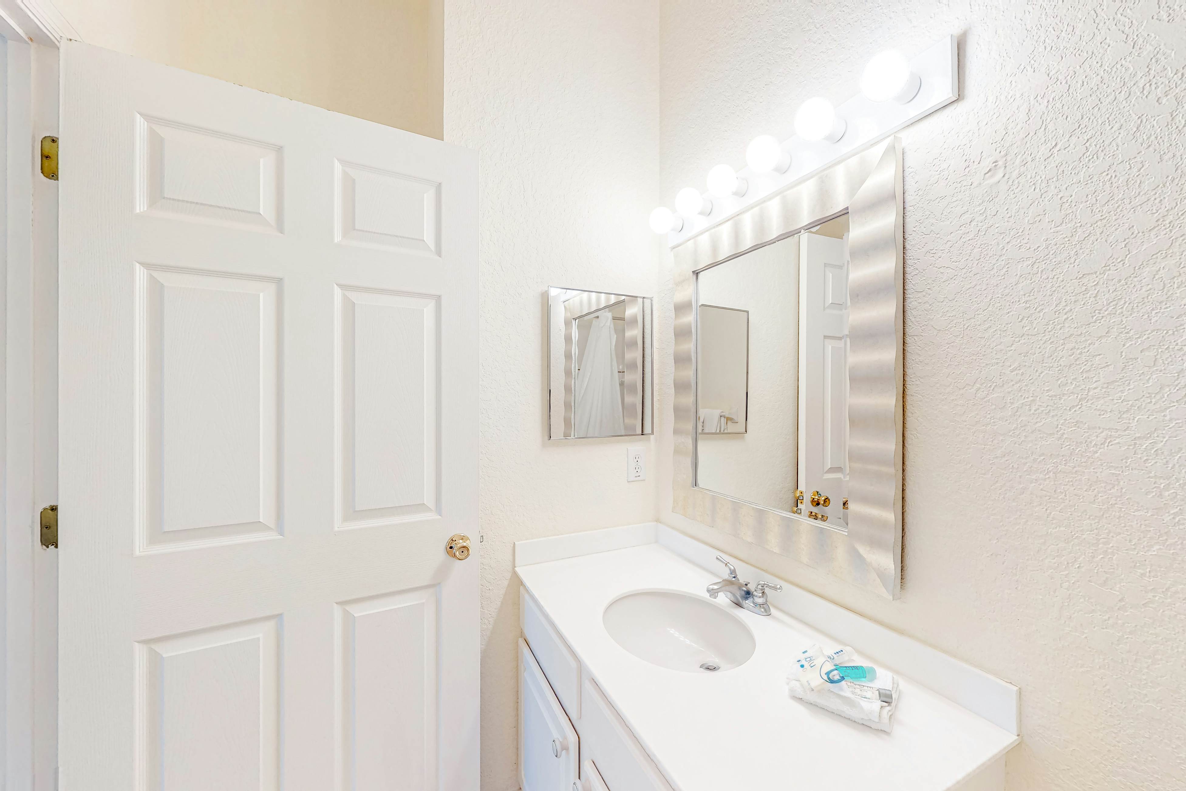 2nd floor condo near theme parks, restaurant, tennis court, balcony, sauna