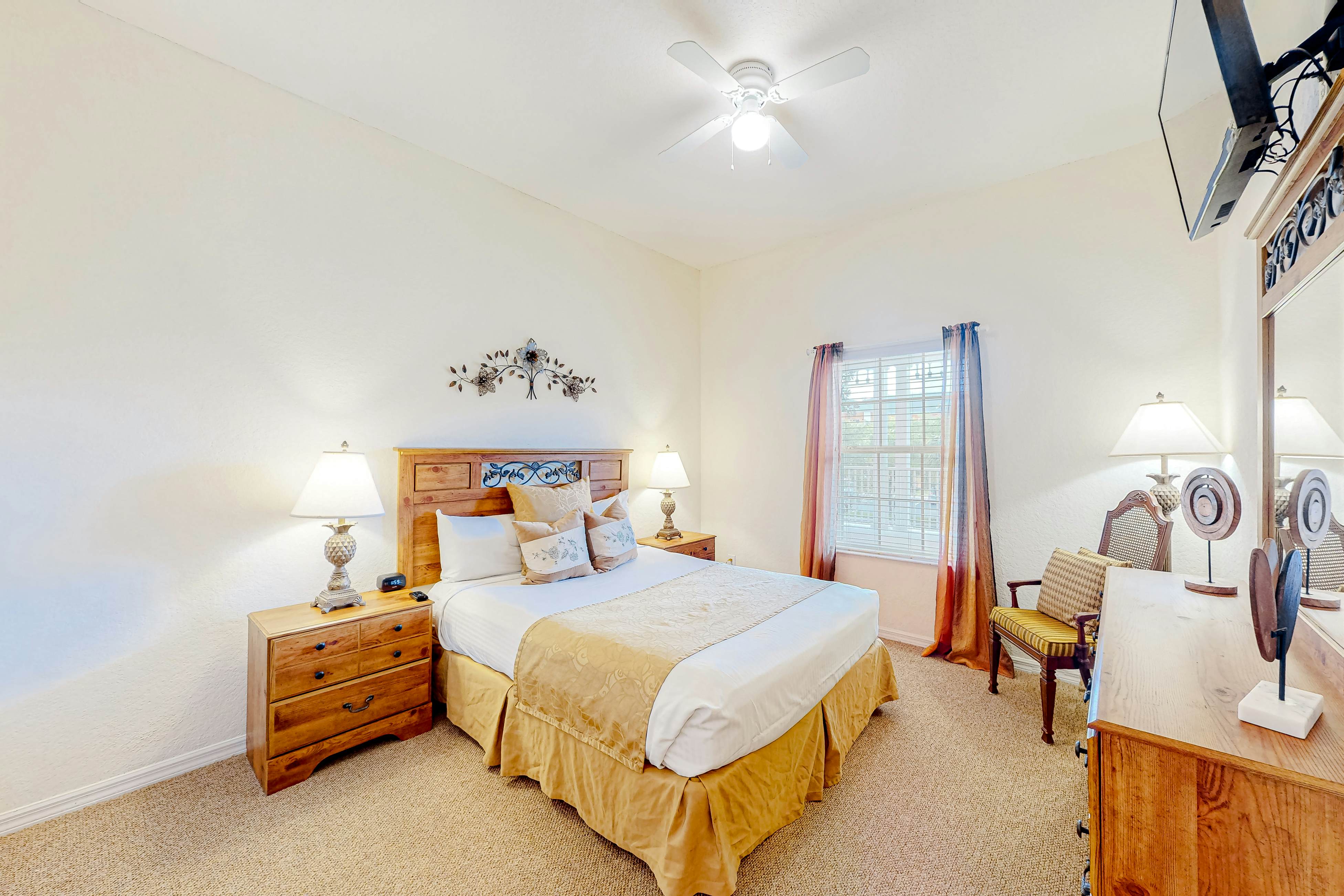 2nd floor condo near theme parks, restaurant, tennis court, balcony, sauna