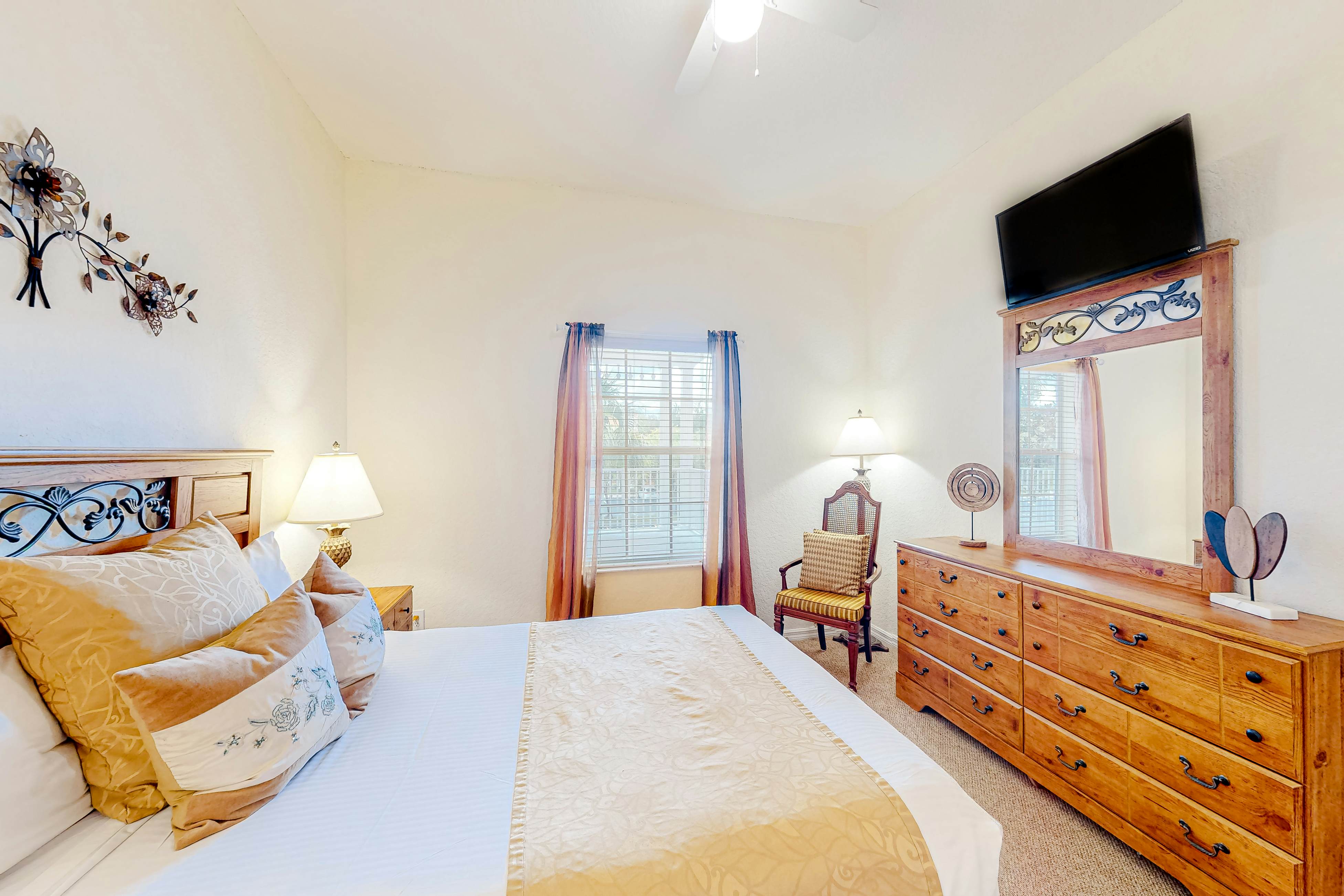 2nd floor condo near theme parks, restaurant, tennis court, balcony, sauna