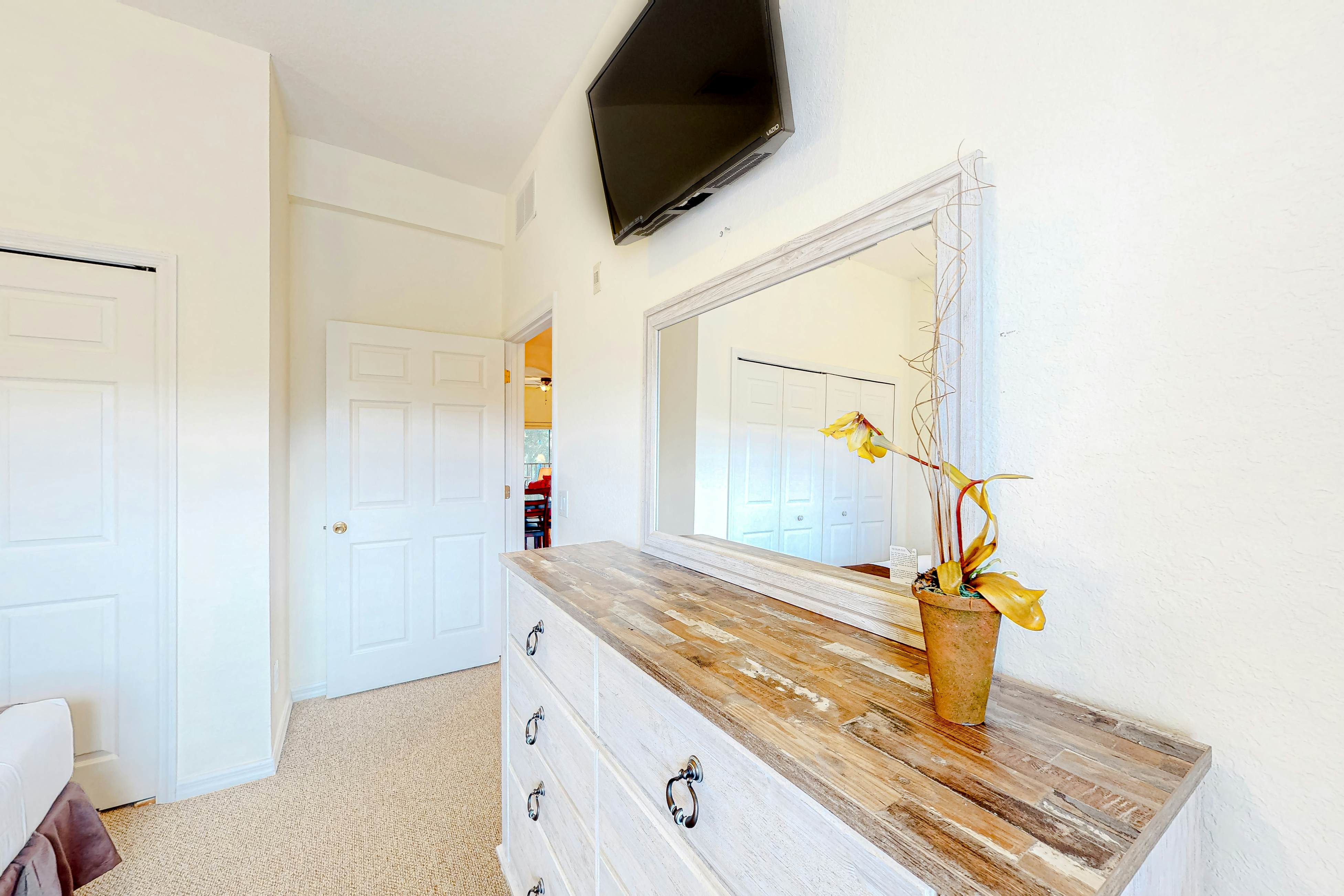 2nd floor condo near theme parks, restaurant, tennis court, balcony, sauna