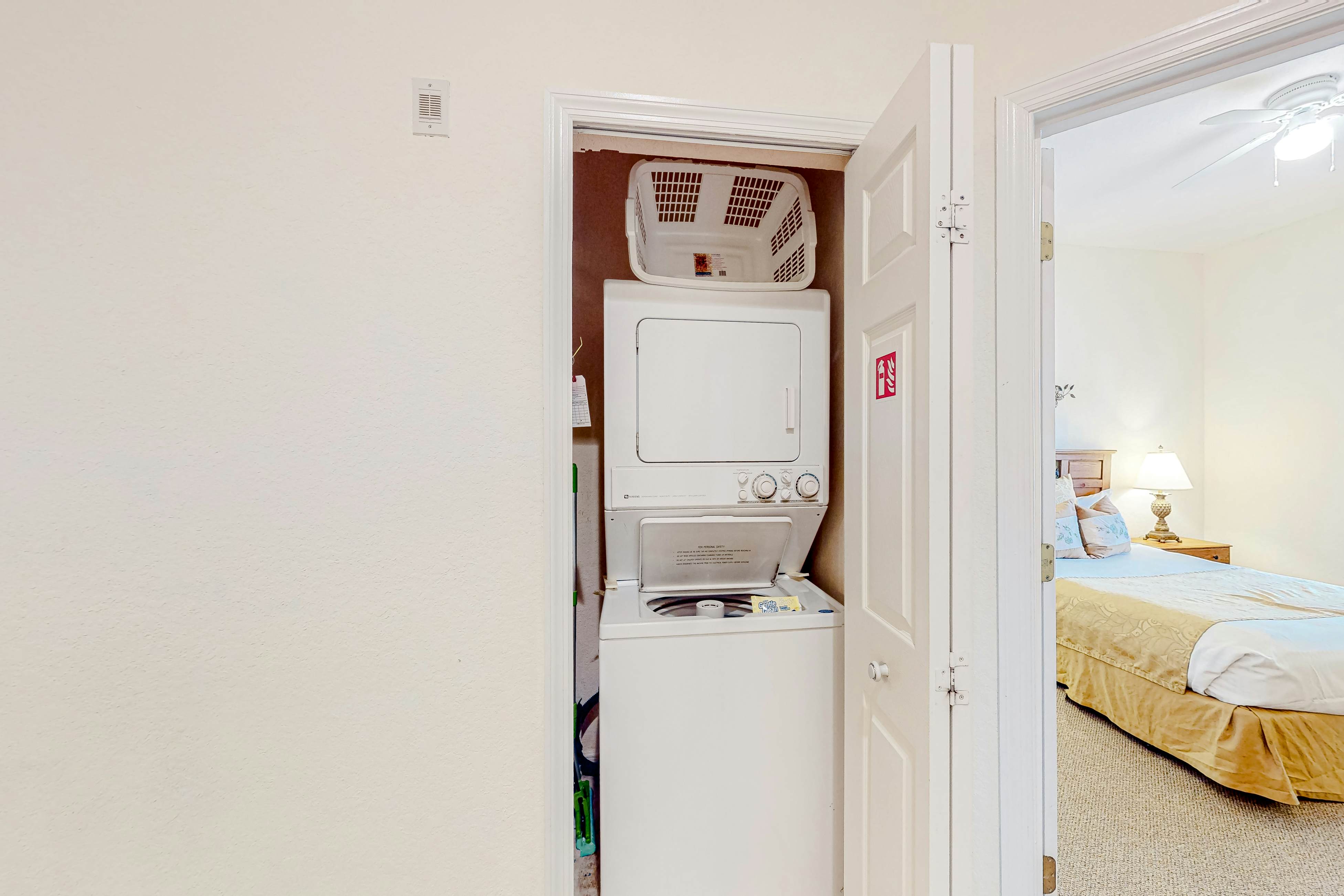 2nd floor condo near theme parks, restaurant, tennis court, balcony, sauna