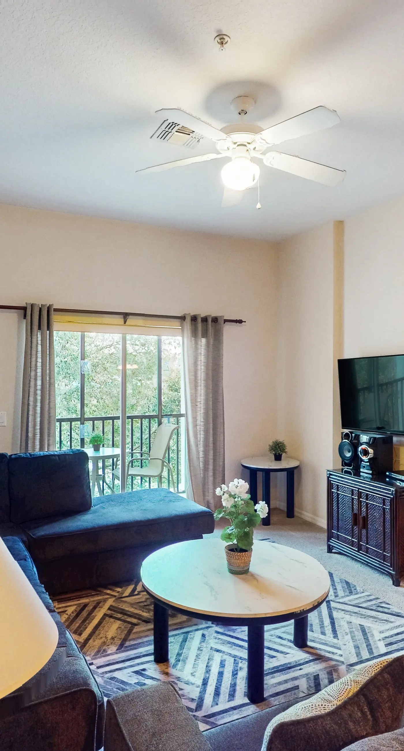 3rd floor condo w/ sauna, restaurant, gym, tennis court, shared pools