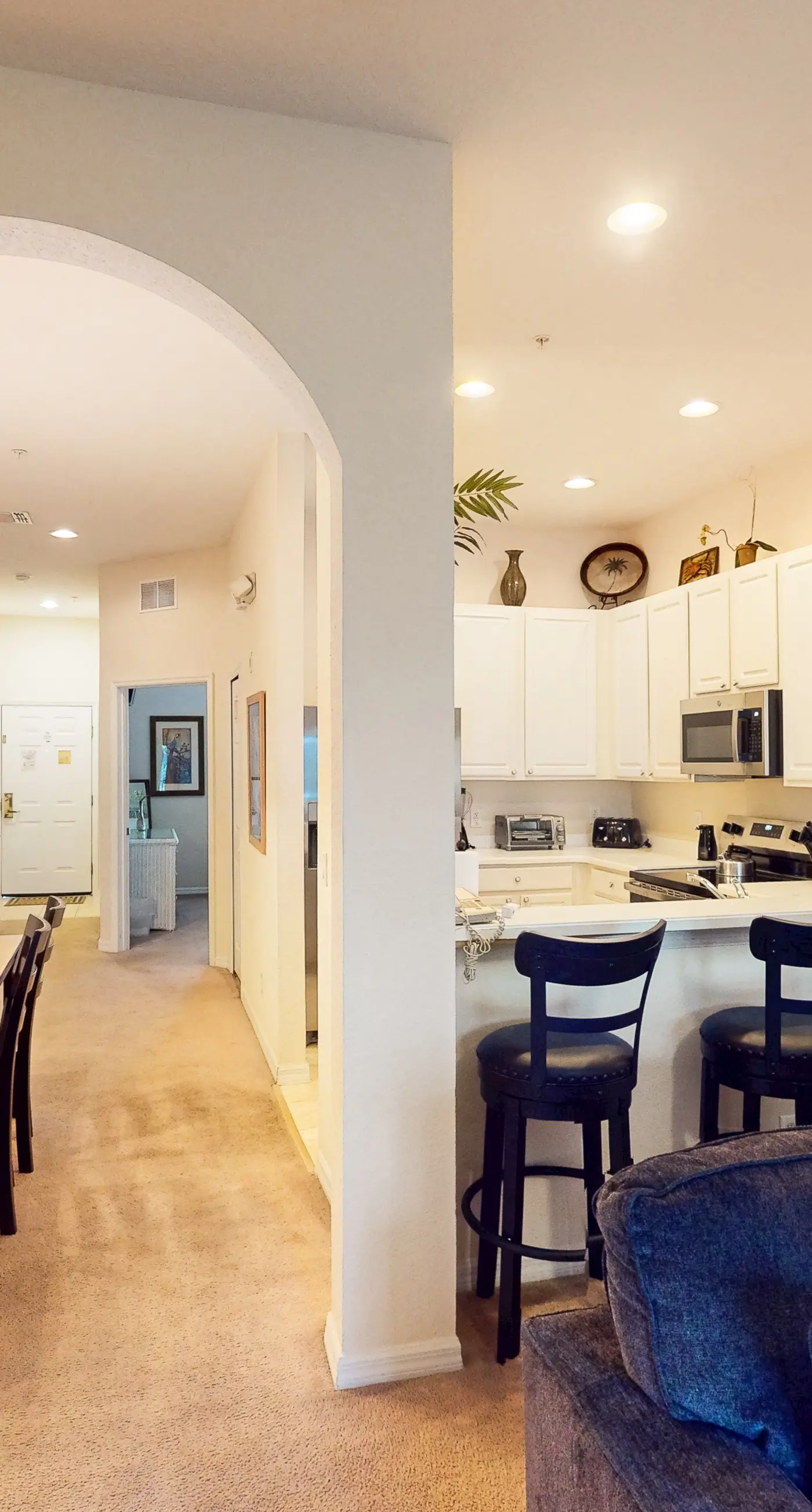 3rd floor condo w/ sauna, restaurant, gym, tennis court, shared pools