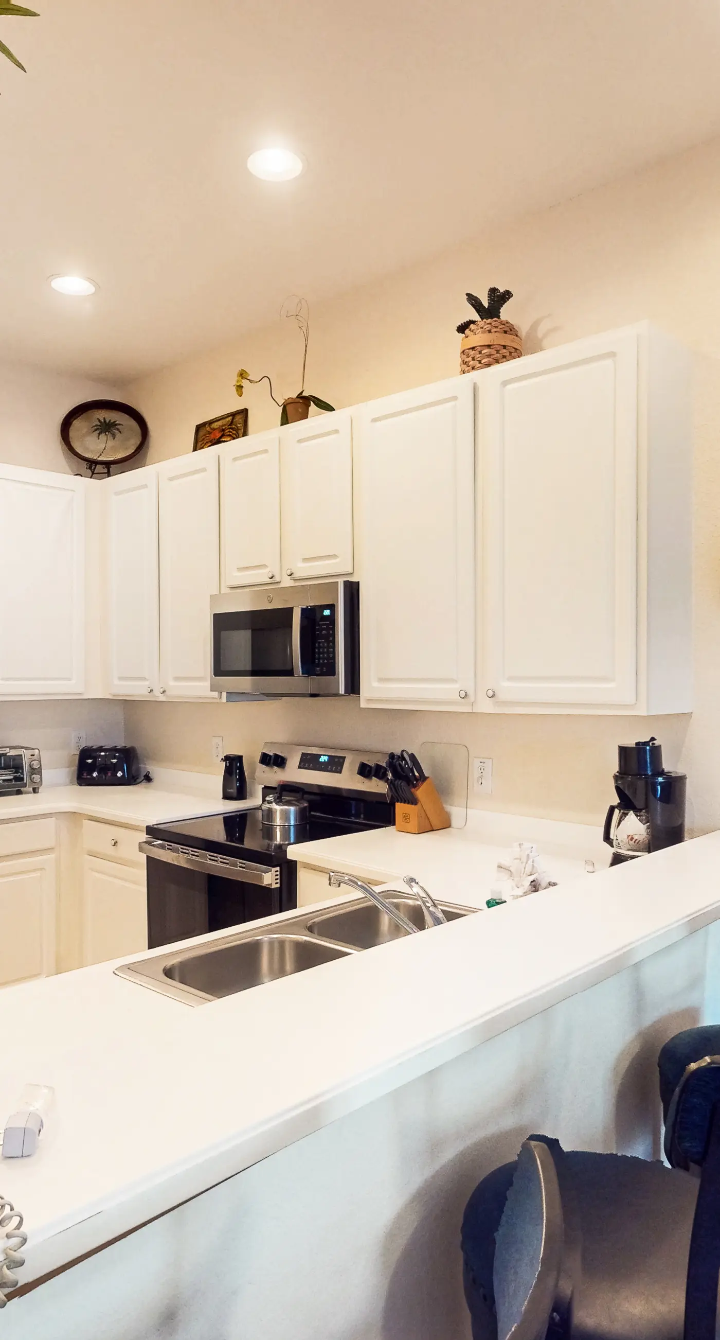 3rd floor condo w/ sauna, restaurant, gym, tennis court, shared pools