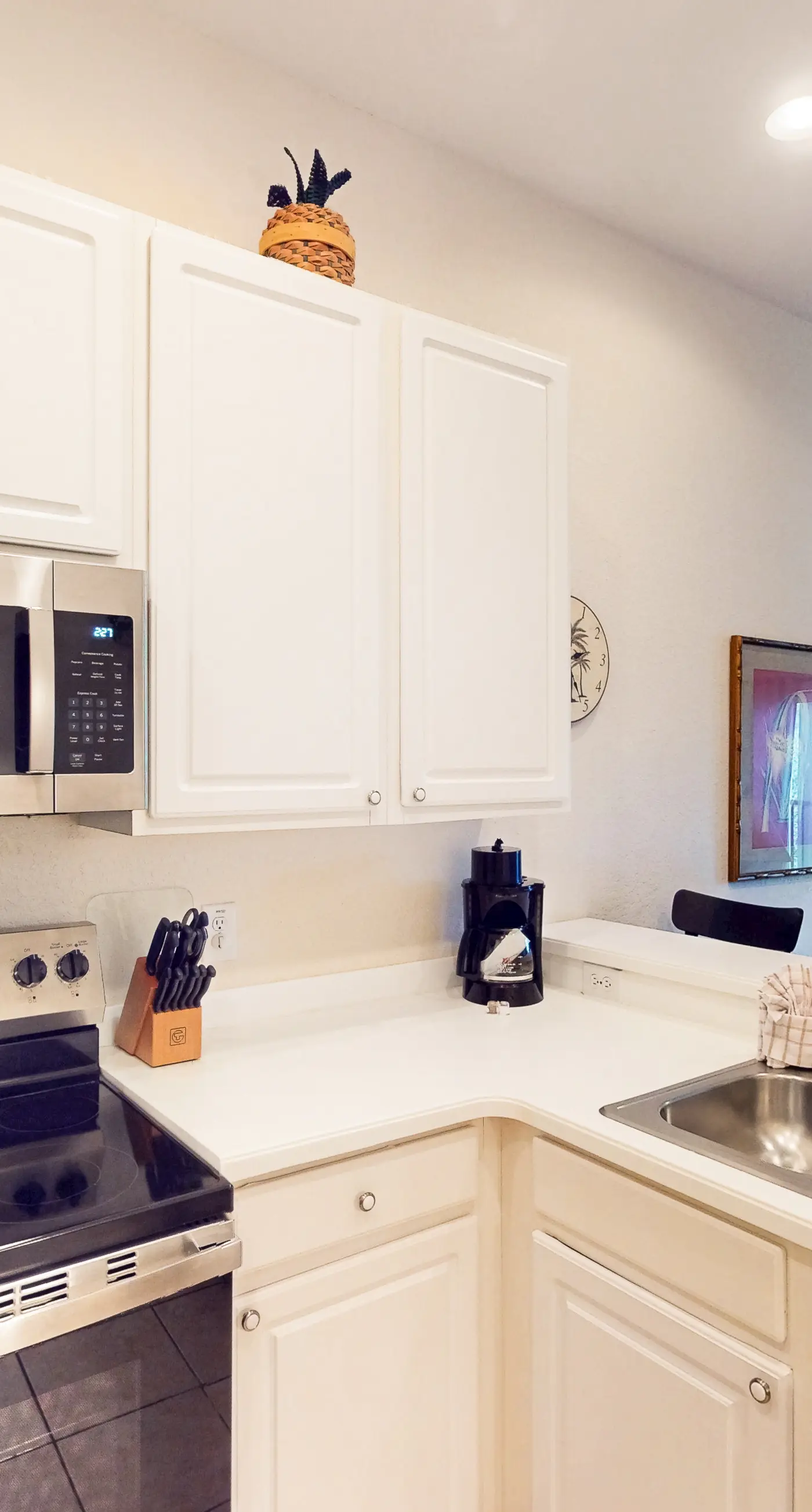3rd floor condo w/ sauna, restaurant, gym, tennis court, shared pools