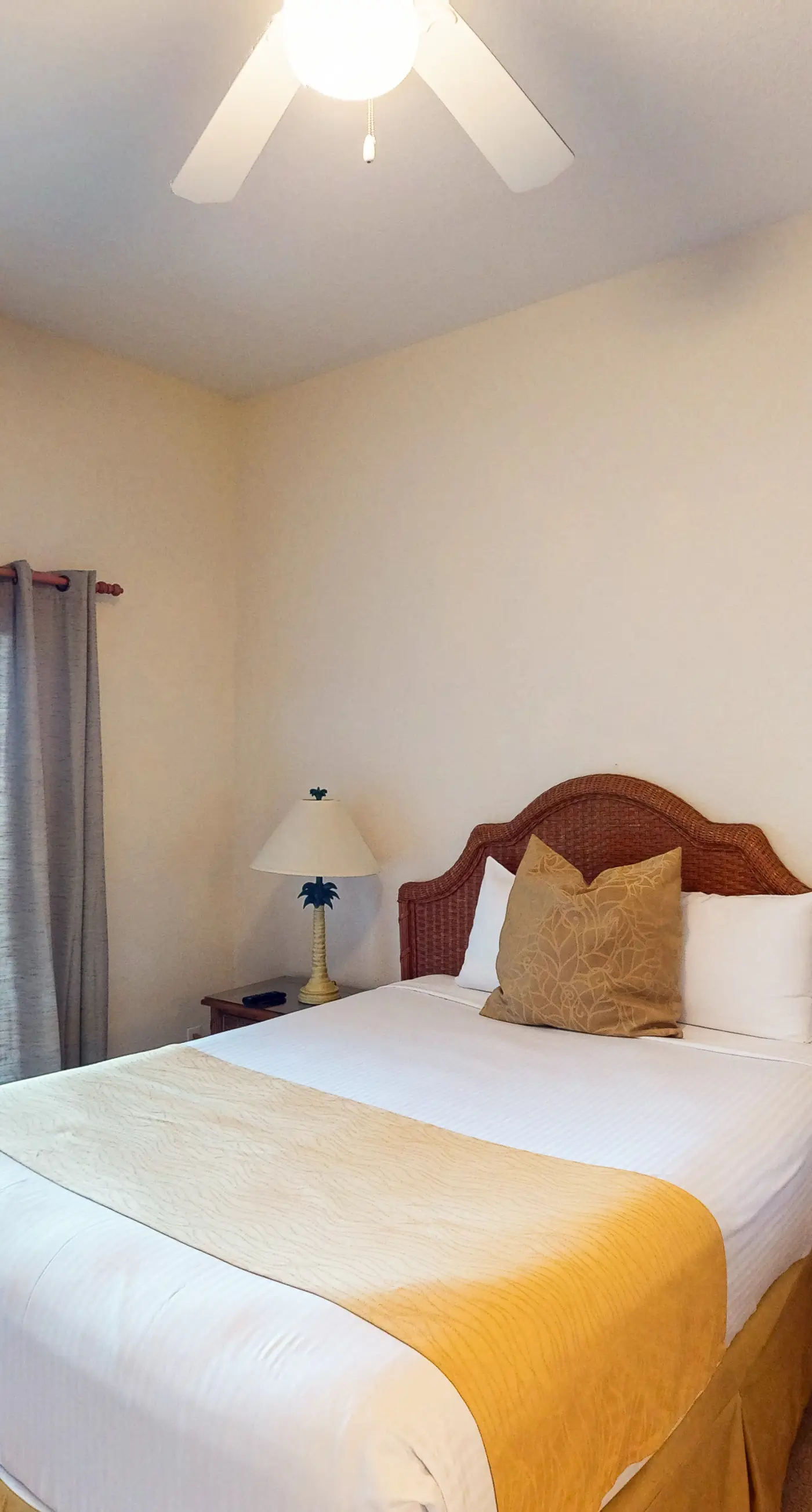 3rd floor condo w/ sauna, restaurant, gym, tennis court, shared pools