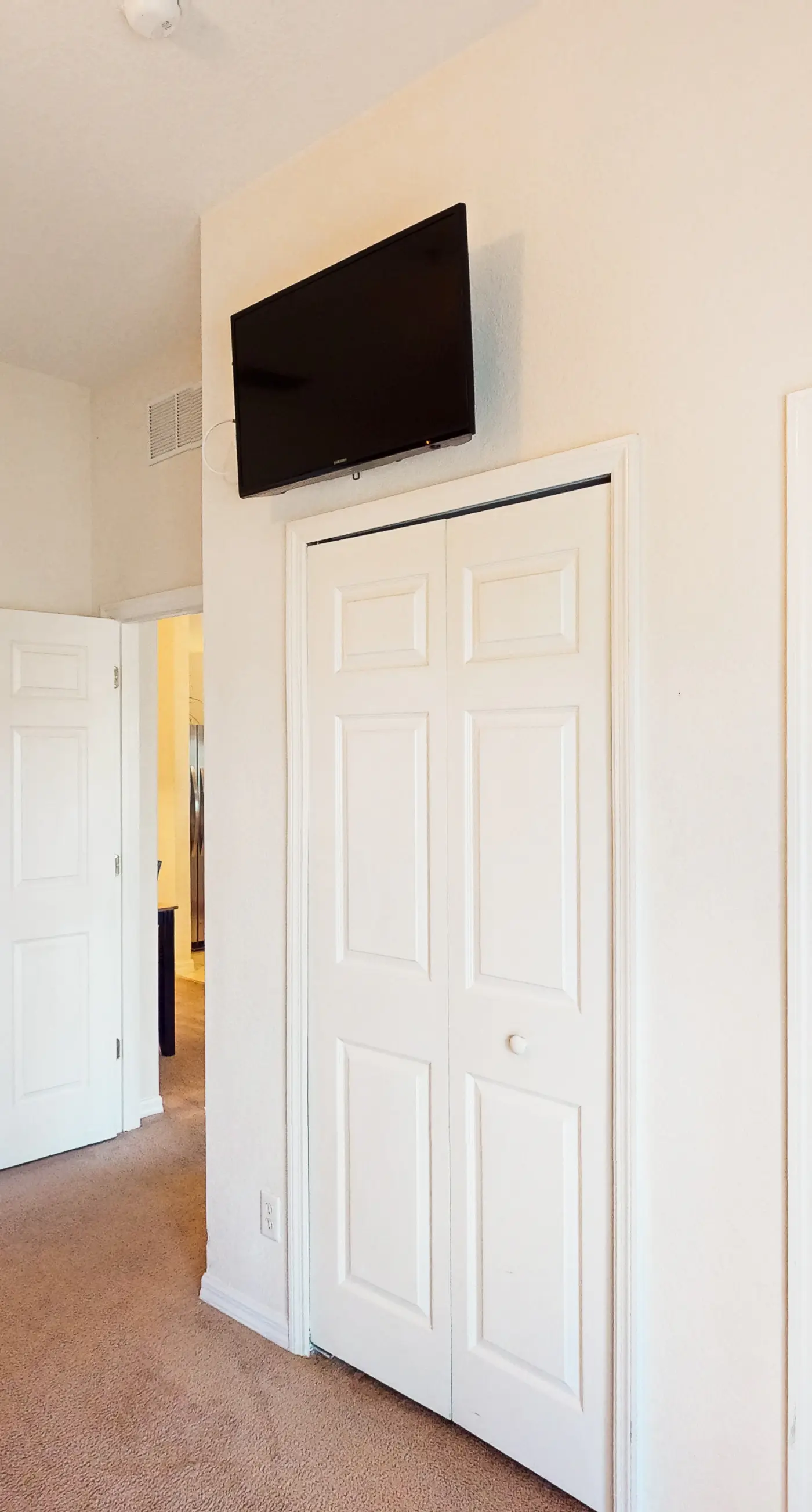 3rd floor condo w/ sauna, restaurant, gym, tennis court, shared pools
