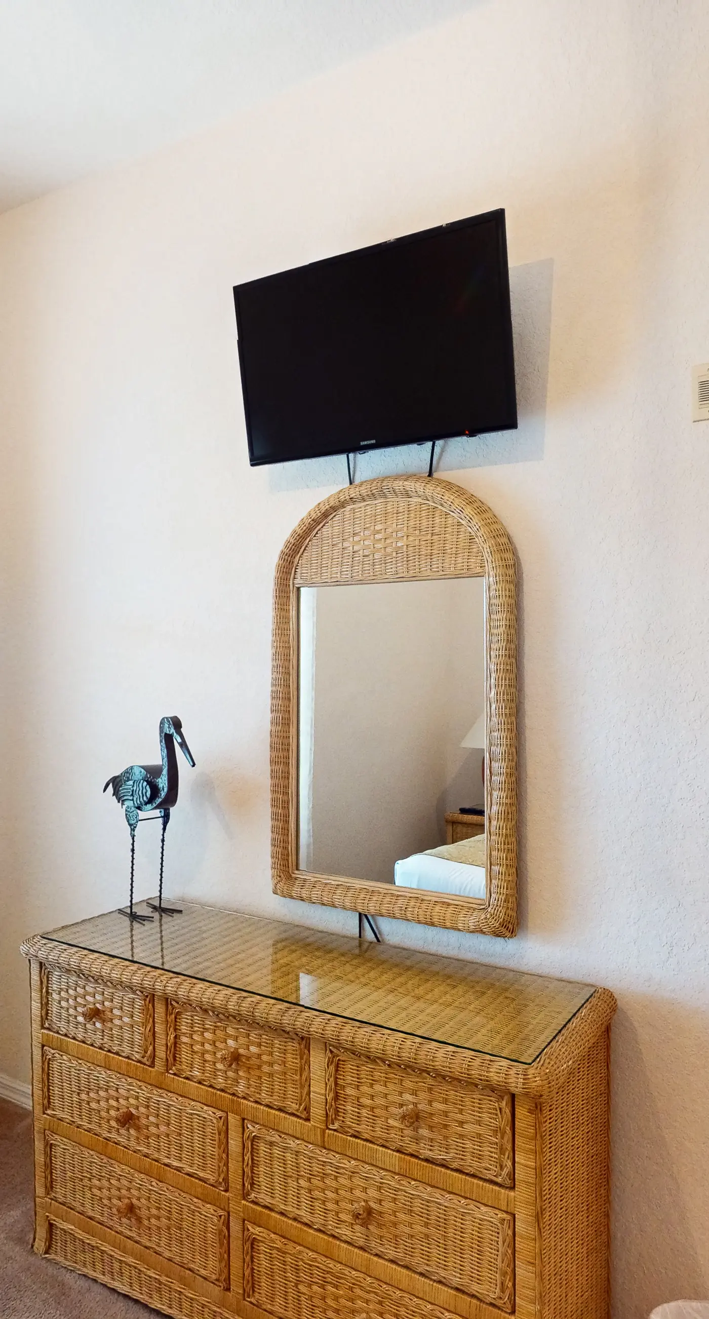 3rd floor condo w/ sauna, restaurant, gym, tennis court, shared pools